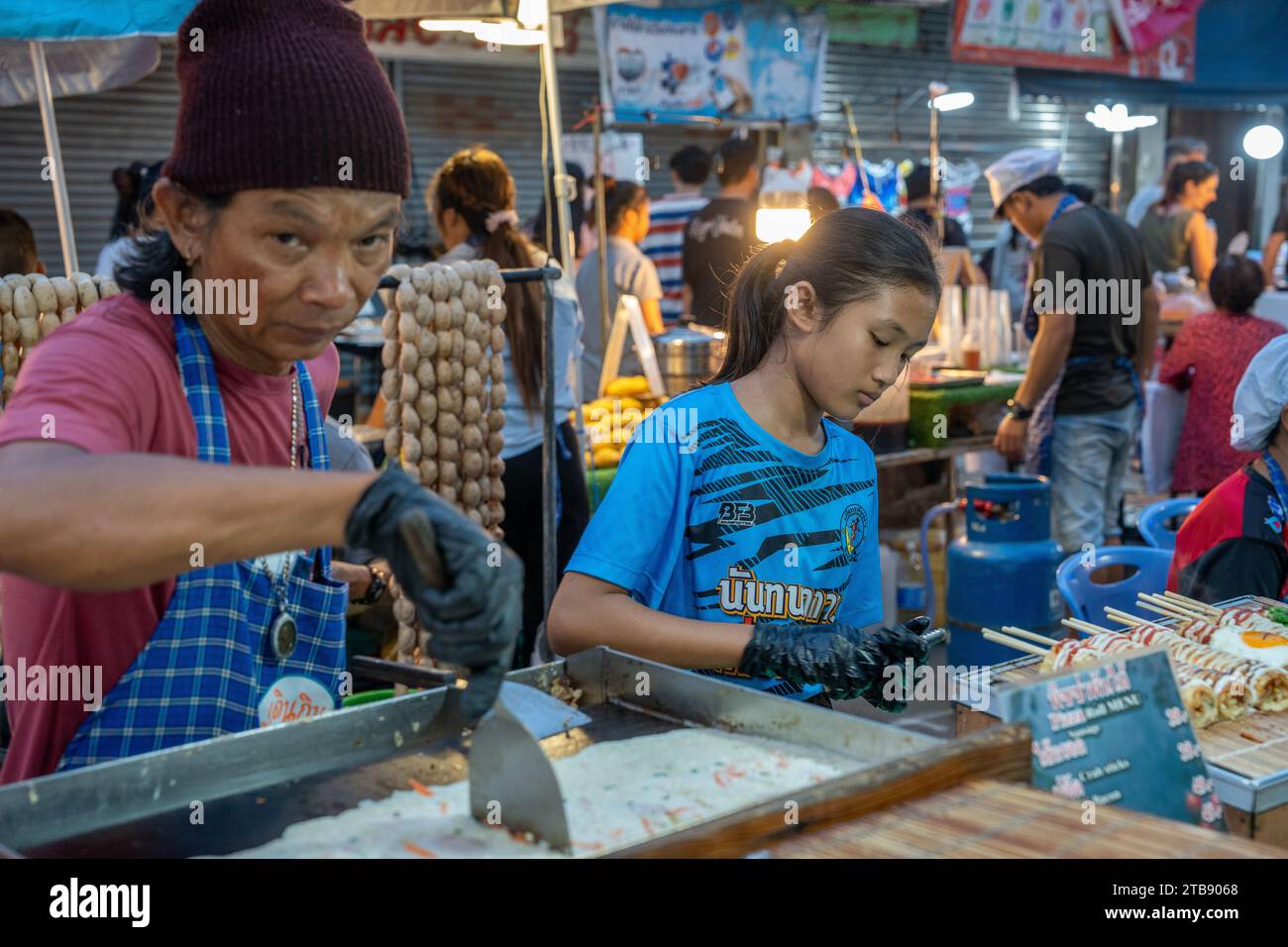 Nourriture thaïlandaise à vendre sur un marché de rue en Thaïlande Asie Banque D'Images