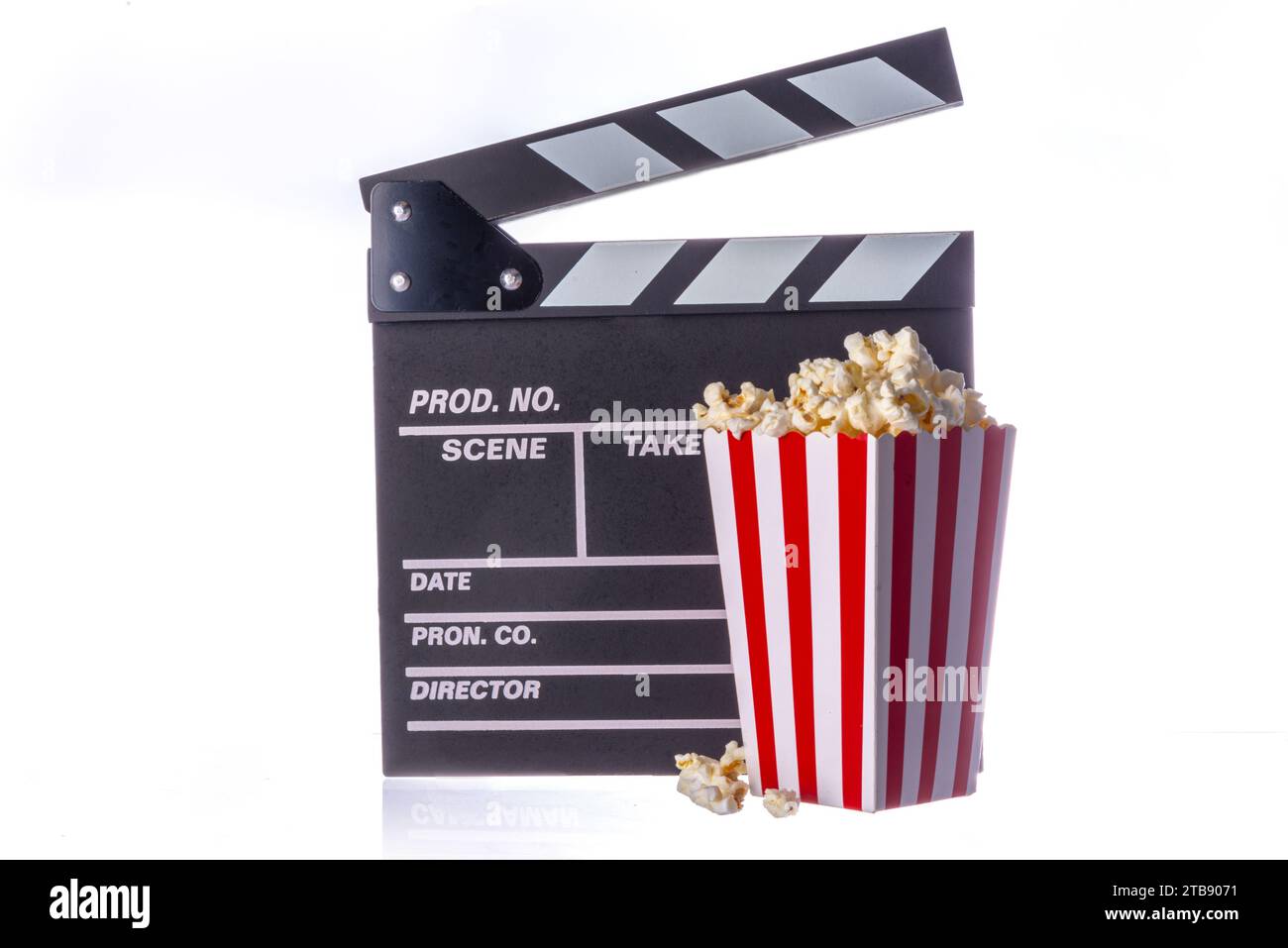 Seau à pop-corn avec clapperboard de film isolé sur fond blanc. Regarder des films, des séries TV, première d'un nouveau concept de film. Invitation au cin Banque D'Images