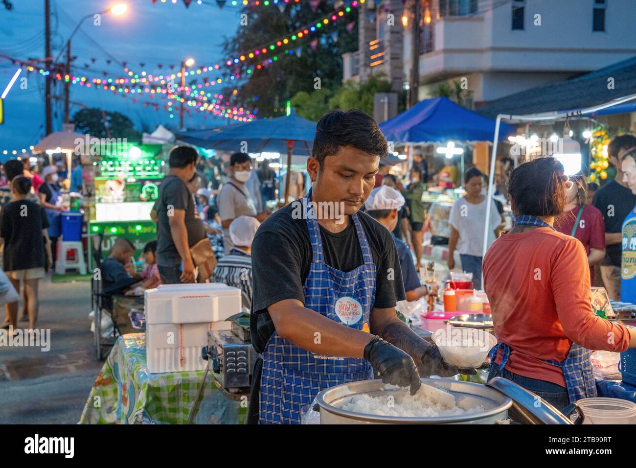 Nourriture thaïlandaise à vendre sur un marché de rue en Thaïlande Asie Banque D'Images