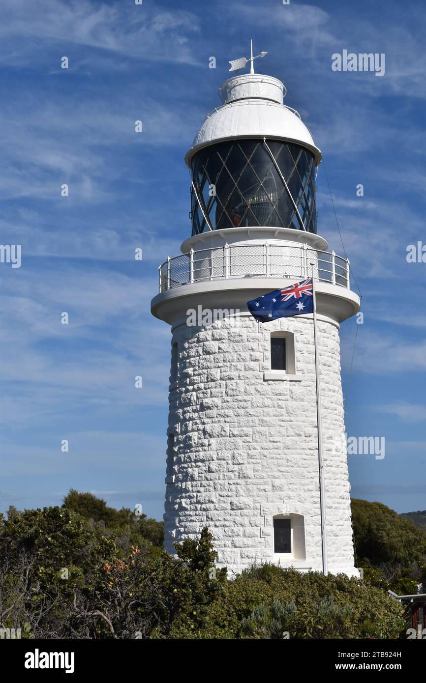 Drapeau et phare historique de Cape Naturaliste construit en 1904, parc national de Leeuwin-Naturaliste, nr Dunsborough, Australie occidentale, Australie Banque D'Images