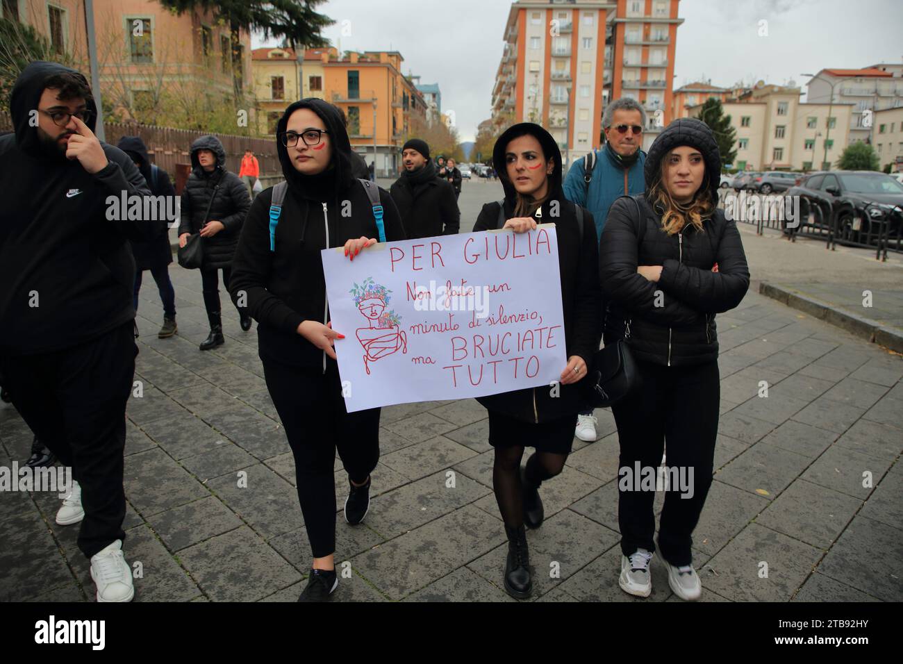 Cava Dei Tirreni, Italie. 25 novembre 2023. Lors de la Journée internationale contre la violence à l’égard des femmes, un groupe de femmes a défilé dans le centre historique de Cava dei Tirreni le 25 novembre 2023, criant des slogans contre la violence à l’égard des femmes et énumérant les noms des 105 italiennes victimes de féminicide depuis le début de l’année 2023. La dernière des victimes est la jeune fille Giulia Cecchettin tuée par son petit ami. (Photo Pasquale Senatore/Pacific Press/Sipa USA) crédit : SIPA USA/Alamy Live News Banque D'Images