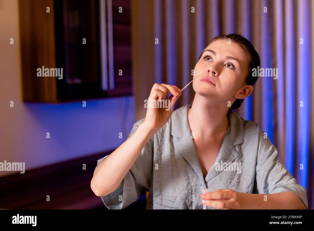 Gros plan d’une jeune femme prenant le test rapide Covid à la maison Banque D'Images