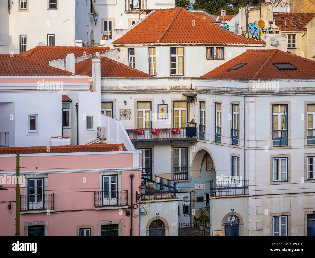 Vue depuis le point de vue Portas do sol dans la vieille ville Alfama district de Lisbonne Portugal Banque D'Images