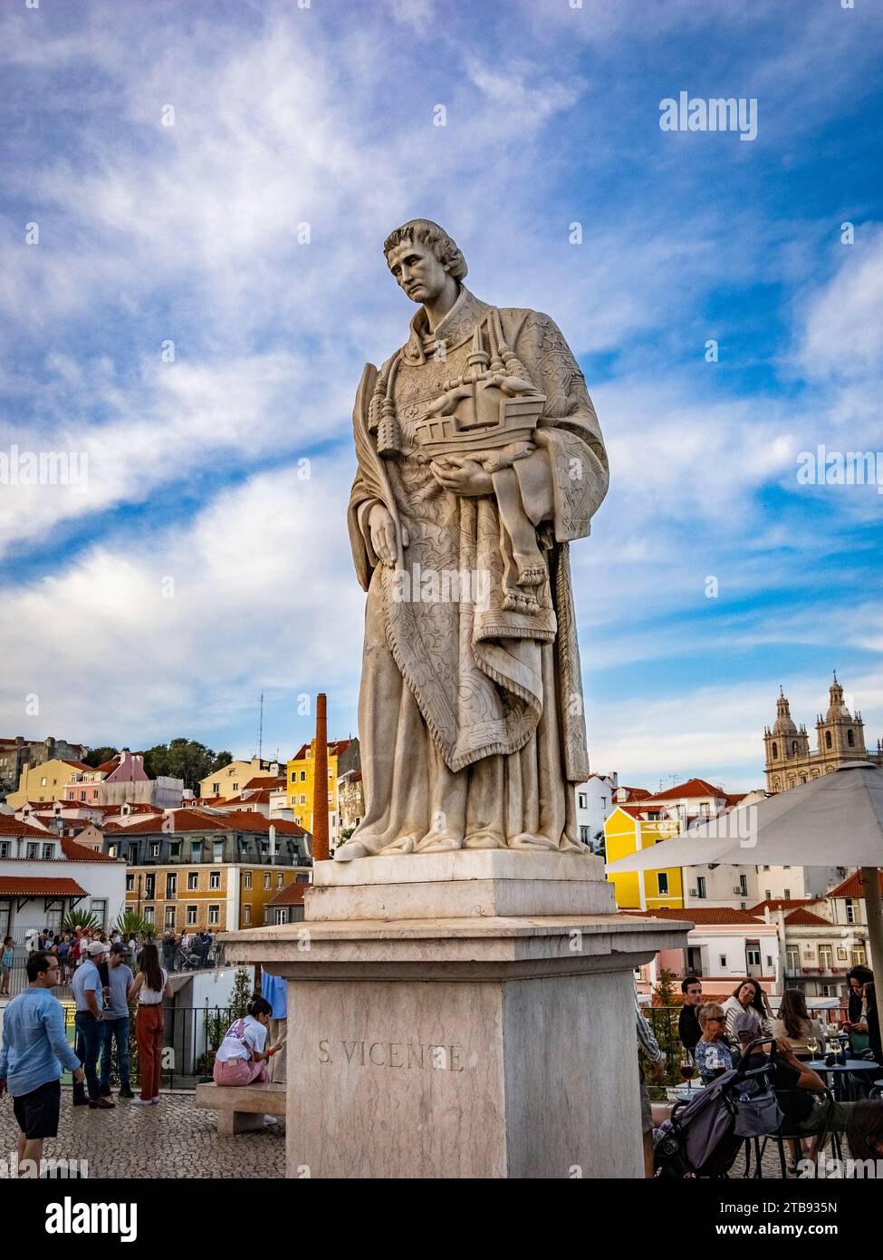 Statue de St. Vincent au point de vue Portas do sol surplombant la vieille ville Alfama District de Lisbonne Portugal Banque D'Images