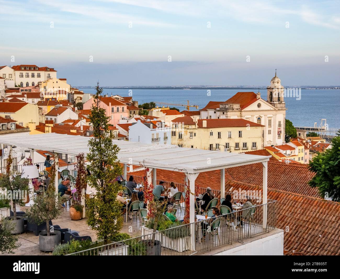 Le café de la terrasse au point de vue Portas do sol dans la vieille ville Alfama quartier de Lisbonne Portugal Banque D'Images