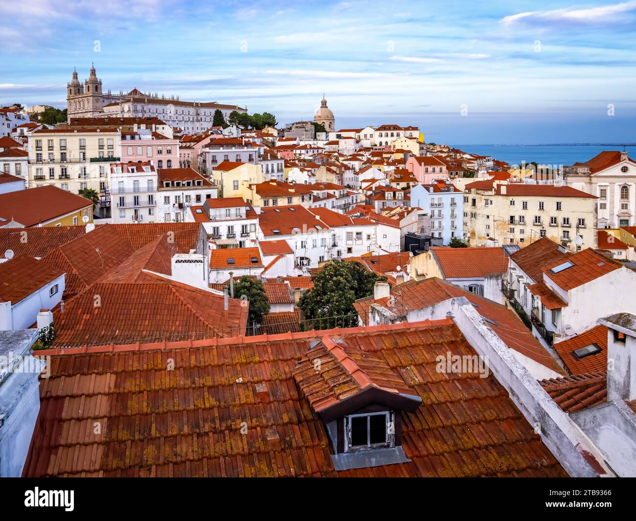 Vue depuis le point de vue Portas do sol dans la vieille ville Alfama district de Lisbonne Portugal Banque D'Images