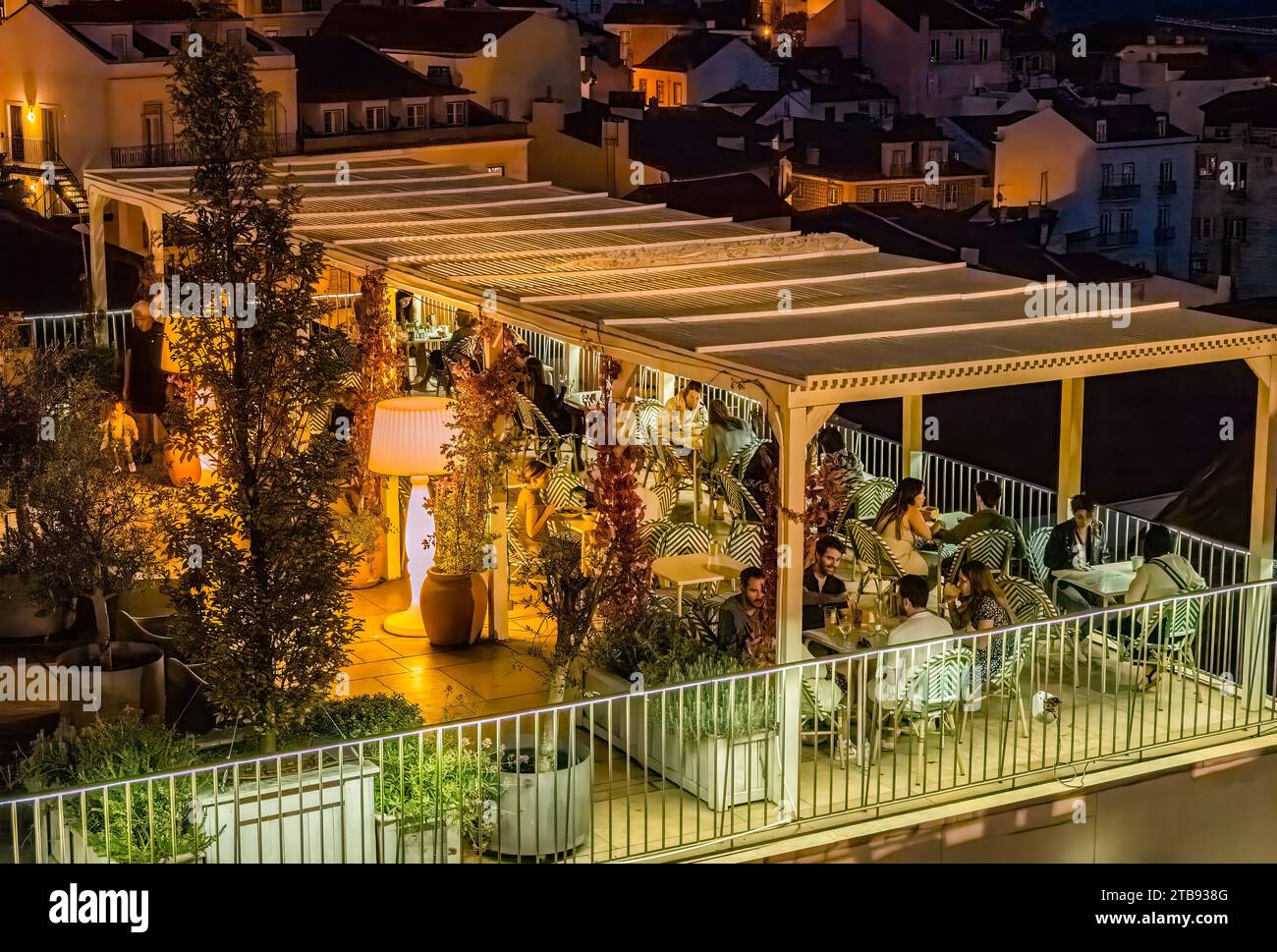 Le café de la terrasse la nuit au point de vue Portas do sol surplombant la vieille ville Alfama District de Lisbonne Portuga Banque D'Images