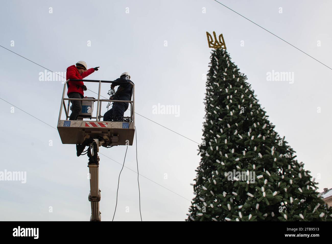 2023-12-05 Kiev, Ukraine. Les travailleurs municipaux montent sur la tour de voiture pour décorer le sapin de Noël Banque D'Images