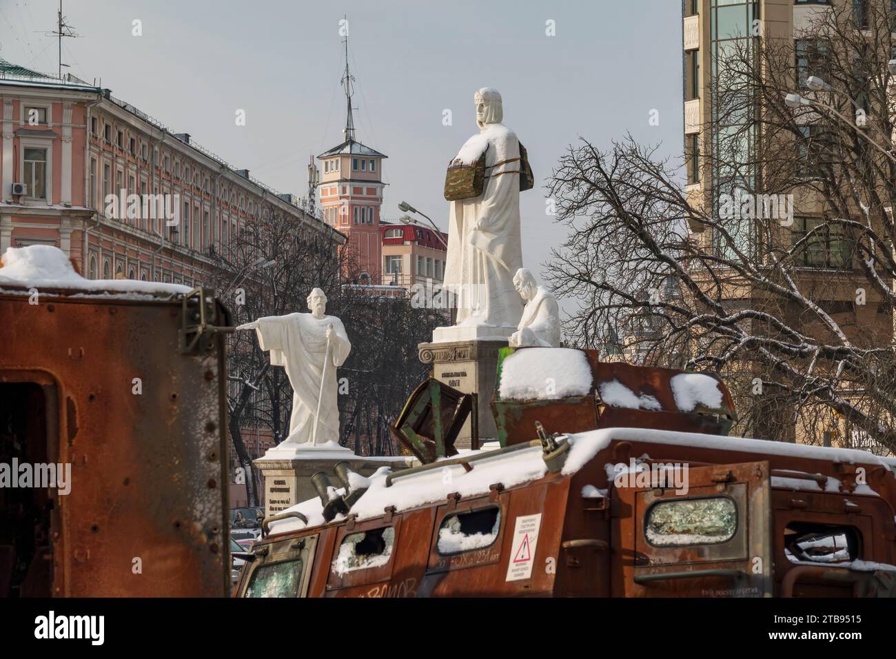2023-12-05 Kiev, Ukraine. Le monument de la princesse Olga portant des balles à l'ouest avec des restes rouillés de la guerre militaire russinane détruite dans la Kiev Banque D'Images