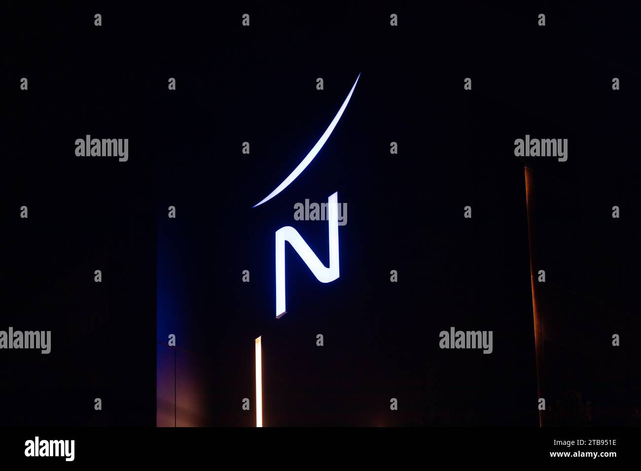 Bishkek, Kirghizistan - 30 novembre 2021 : logo de l'hôtel Nototel la nuit Banque D'Images