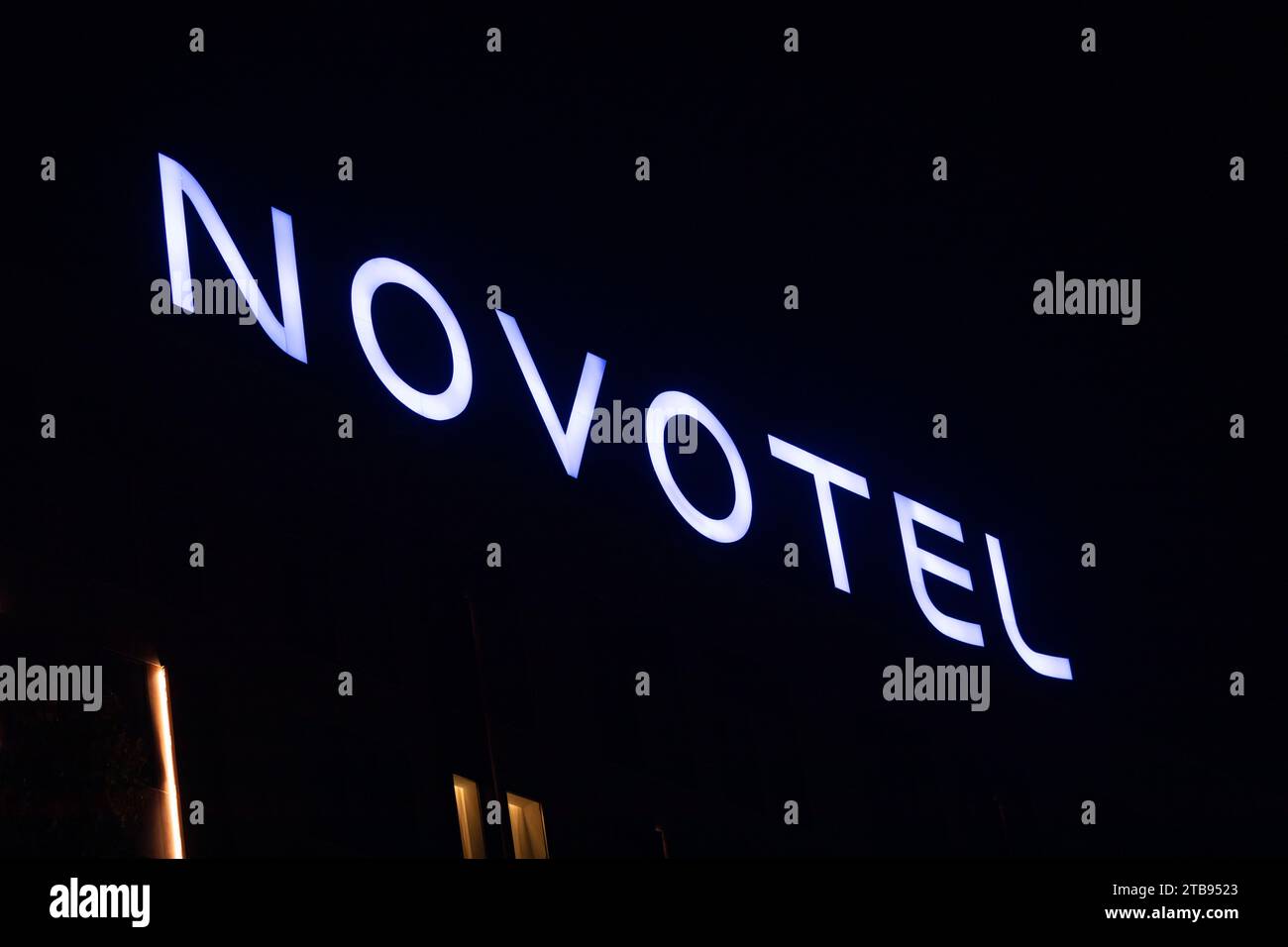 Bishkek, Kirghizistan - 30 novembre 2021 : logo de l'hôtel Nototel la nuit Banque D'Images