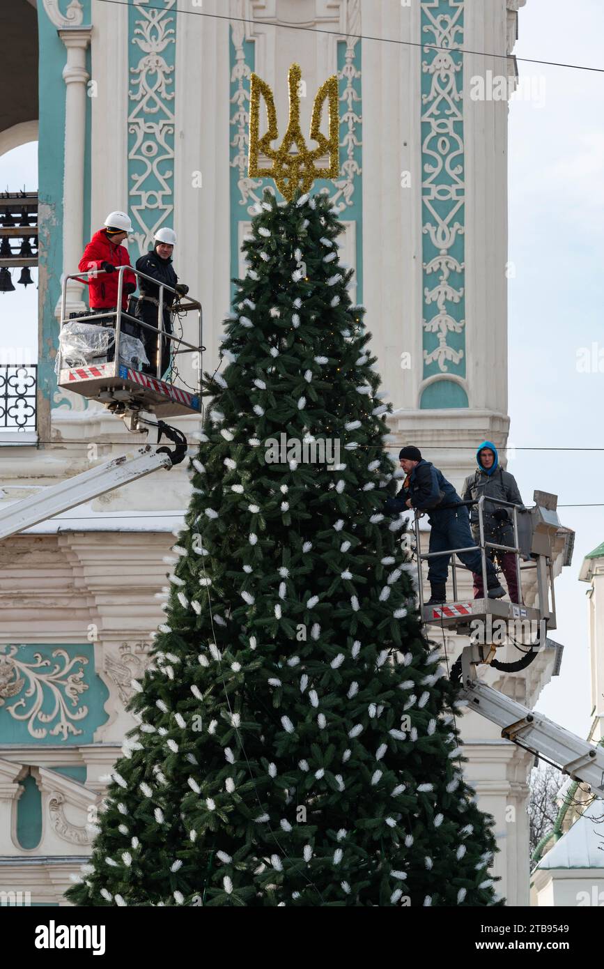 2023-12-05 Kiev, Ukraine. Décoration de sapin de Noël donnée à la ville par des patrones. Banque D'Images