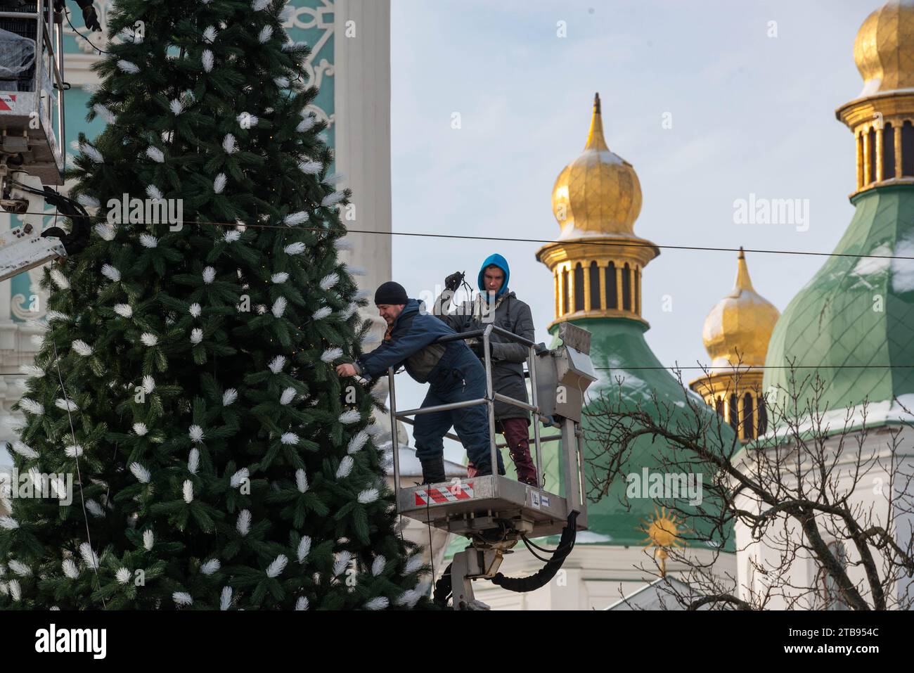 2023-12-05 Kiev, Ukraine. Les ouvriers décorent le petit sapin de Noël donné à la ville par les patrones. Banque D'Images