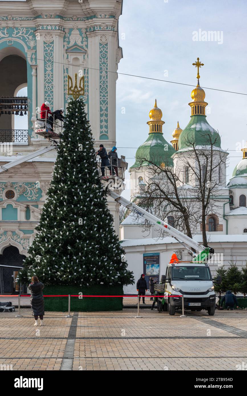 2023-12-05 Kiev, Ukraine. Les travailleurs municipaux décorent le sapin de Noël donné à la ville par les patrones pour la selebration du nouvel an Banque D'Images