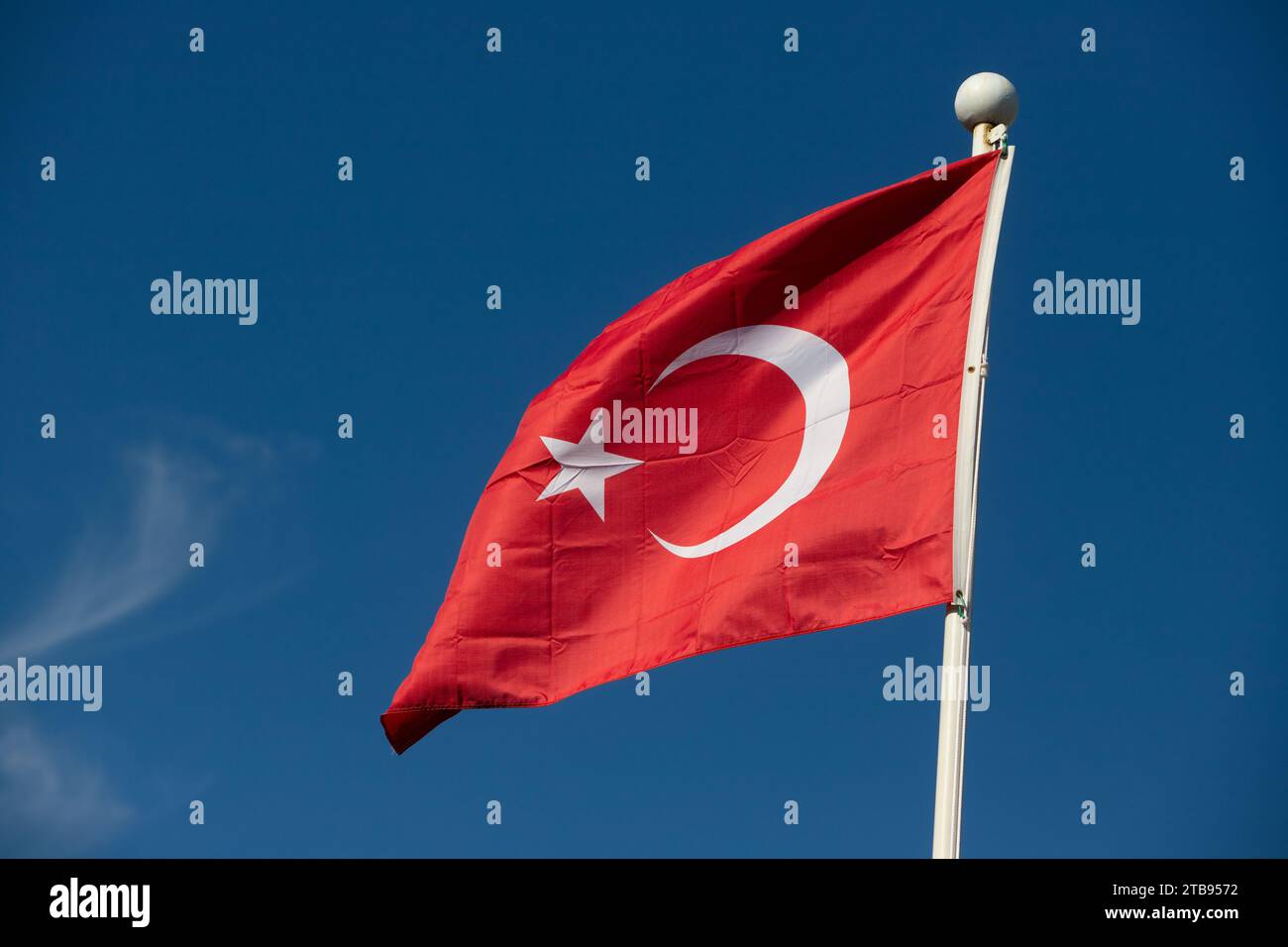Drapeau flottant de la Turquie dans le ciel bleu Banque D'Images
