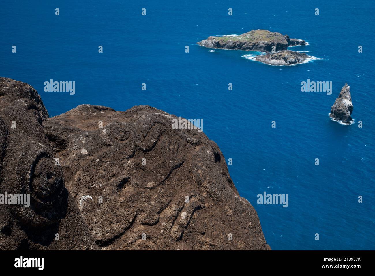 Les roches d'Orongo sont sculptées avec des centaines de pétroglyphes d'oiseaux. ; Orongo, Rapa Nui, île de Pâques, Chili Banque D'Images