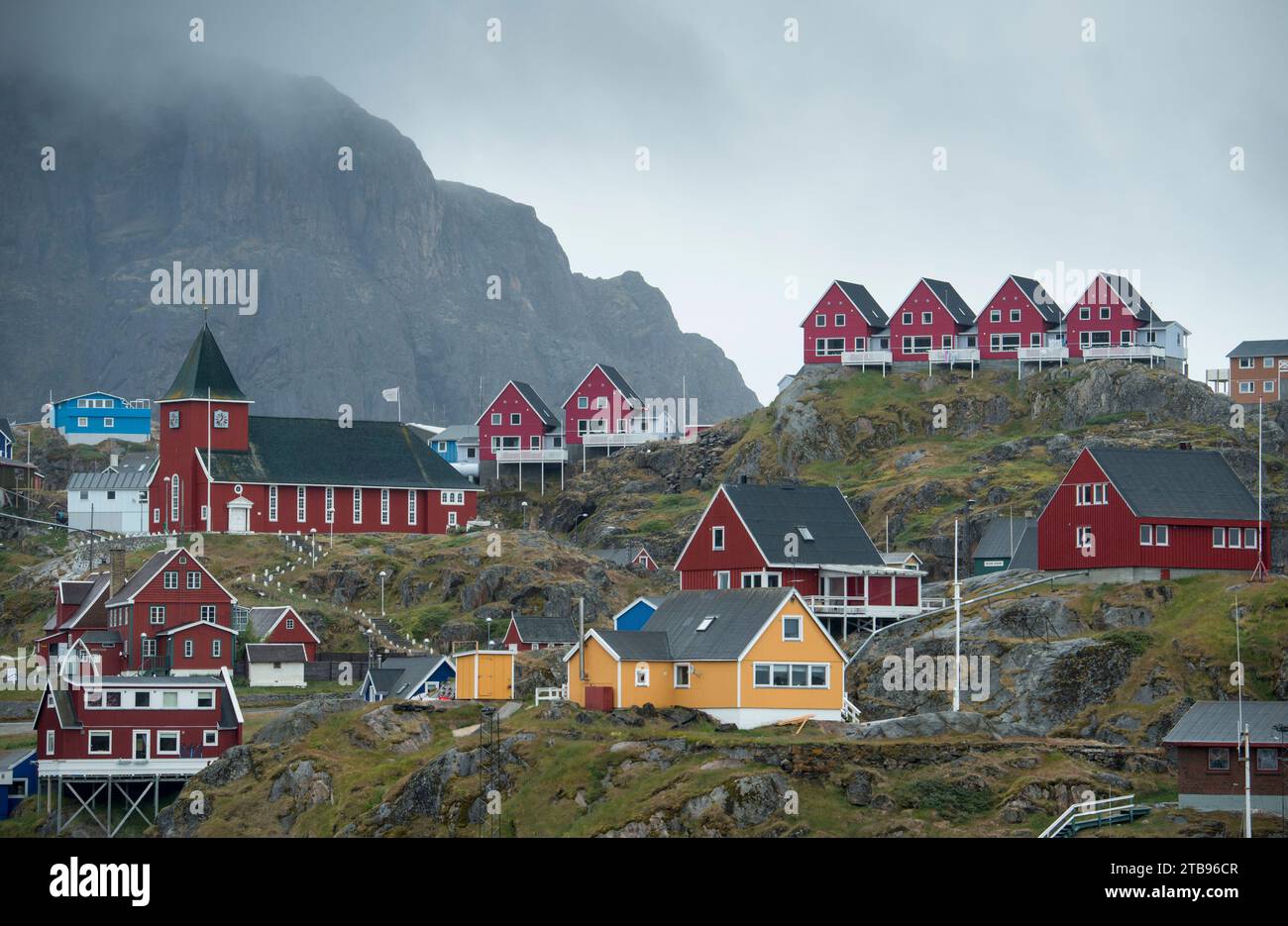 Bâtiments à Sisimiut perchés sur une colline aride du Groenland ; Sisimiut, Groenland Banque D'Images