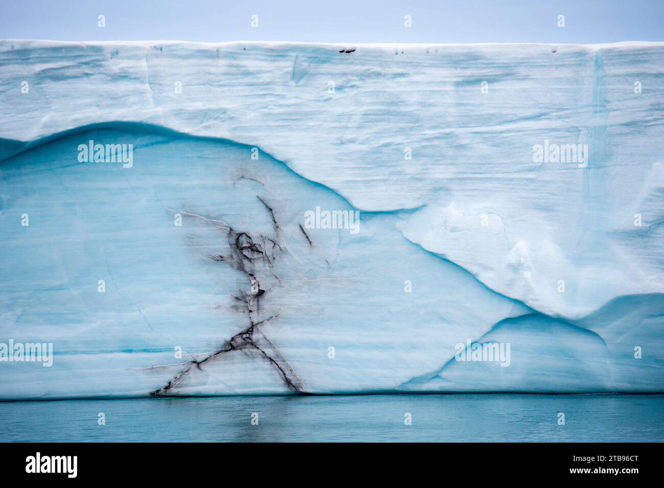 Coloration humaine mars la pureté de la paroi de glace de la calotte glaciaire Nordaustlandet ; Nordaustlandet, Svalbard, Norvège Banque D'Images
