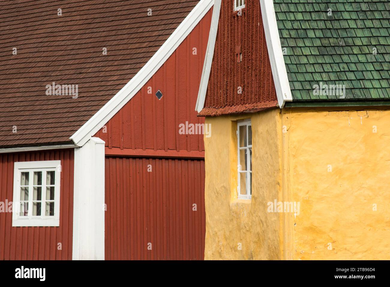 Bâtiments colorés à Sisimiut ; Sisimiut, Groenland Banque D'Images