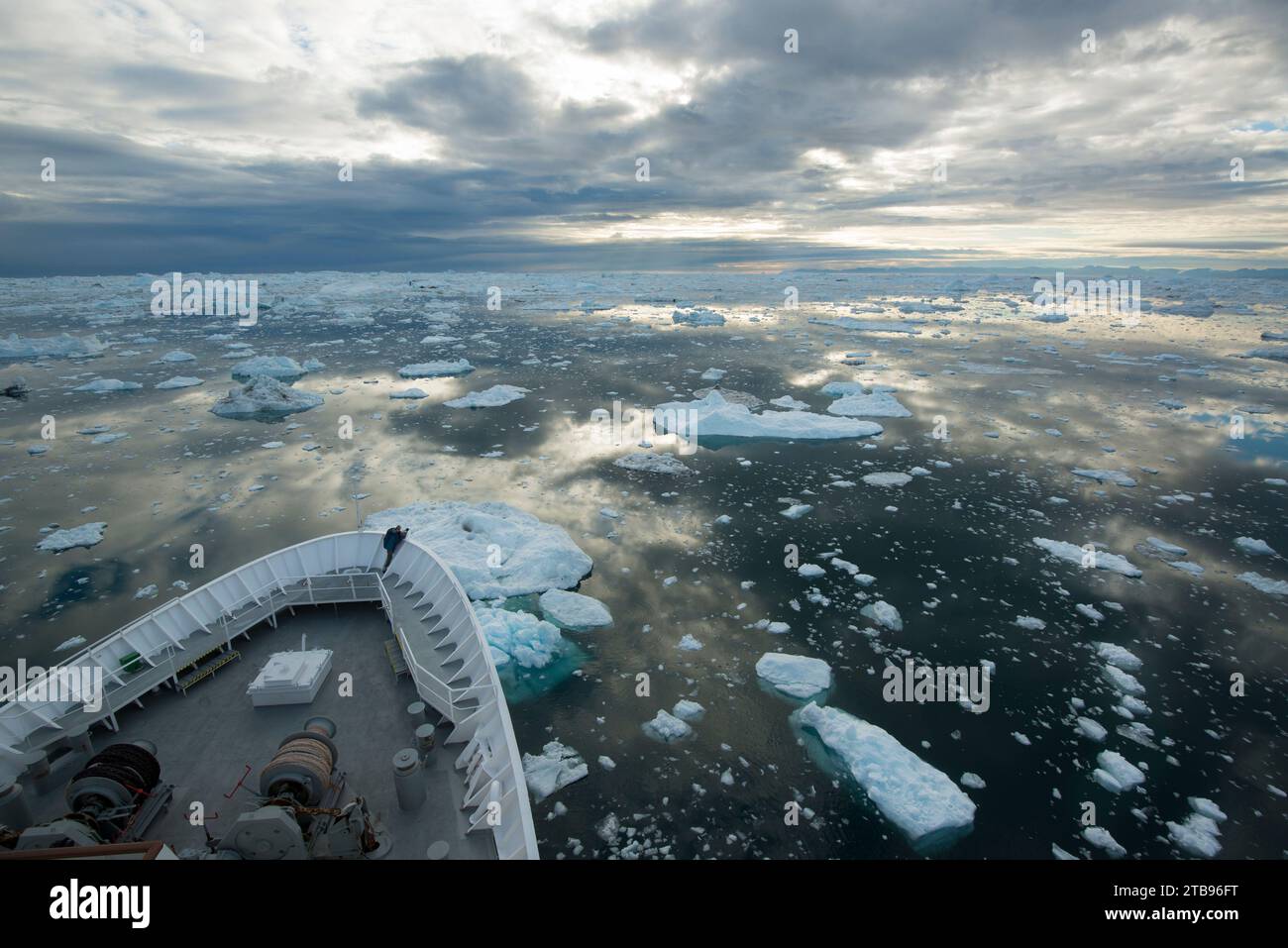 Vue depuis le pont avant d'un navire qui laboure à travers la glace dérivante ; Illulissat Icefjord, Groenland Banque D'Images
