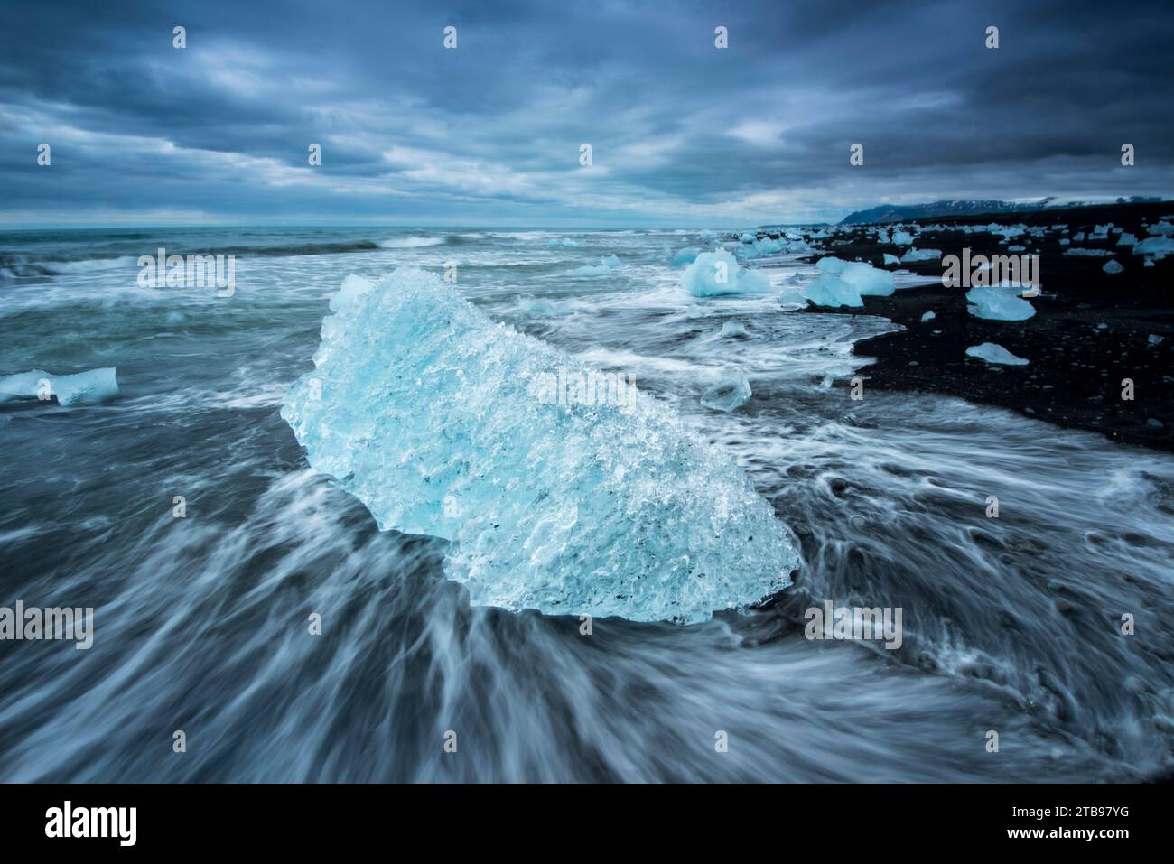 Iceberg de la lagune de Jokulsarlon sur une plage de sable noir ; Islande Banque D'Images