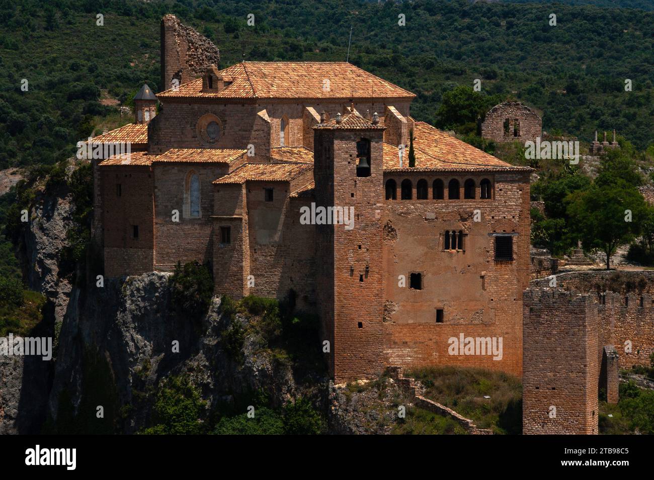 Alquézar, province de Huesca, Aragon, Espagne : un village médiéval avec un peu plus de 300 habitants dans les contreforts des Pyrénées. D'étroites rues pavées s'enroulent jusqu'à une citadelle mauresque, située sur un éperon rocheux et surmontée d'une église, la collégiale Santa María la Mayor. Alquézar se trouve dans la région du Somontano de Barbastro et dans le parc naturel de la Sierra y Cañones de Guara, le long de la rivière Vero et au pied des montagnes Balcez et Olsón. Le village tire son nom d'un château ou «al-qasr» (le mot mauresque pour forteresse) qui a été construit par les Maures dans les années 800 de notre ère Banque D'Images