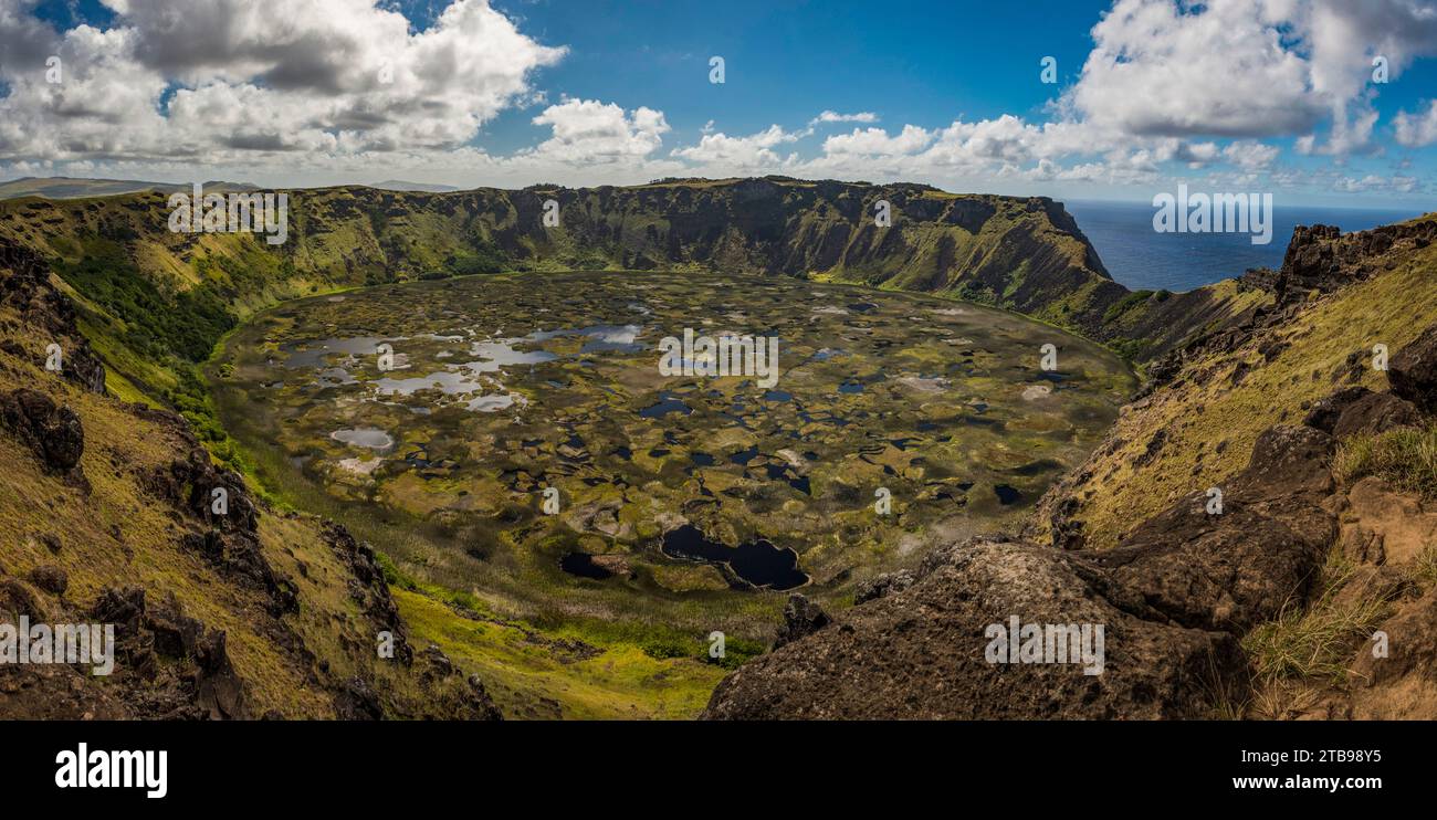 Rano Kau est un volcan éteint qui forme le promontoire sud-ouest de l'île de Pâques ; Hanga Roa, île de Pâques, Rapa Nui, Chili Banque D'Images