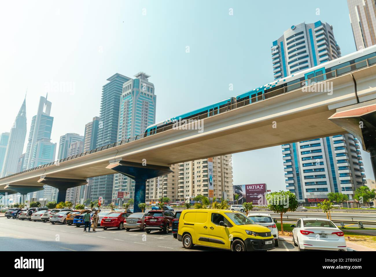 Dubaï, Émirats arabes Unis - 21 juin 2023 : déplacement du métro sans conducteur dans la ville de Dubaï pendant la journée ensoleillée Banque D'Images