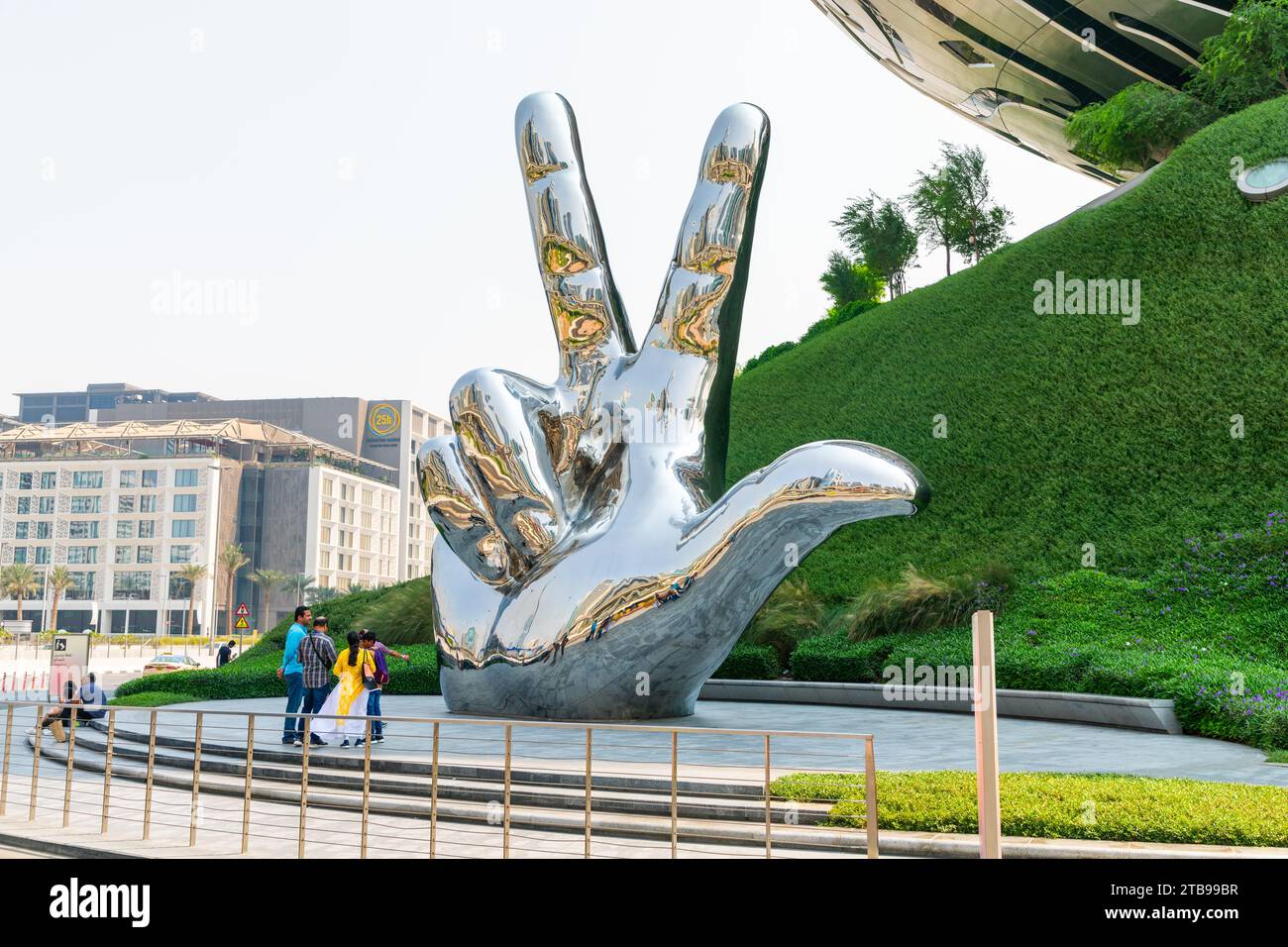 Dubaï, Émirats arabes Unis - 21 juin 2023 : signe de la main de salut à trois doigts et Musée du futur à Dubaï Banque D'Images