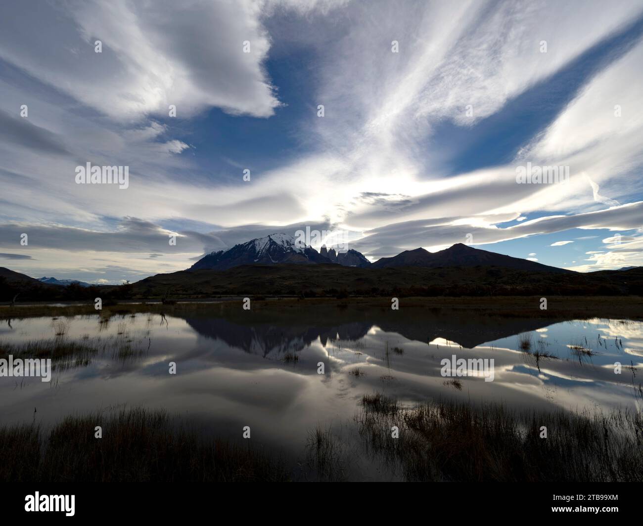 Coucher de soleil et montagnes reflétés dans un étang de bouilloire dans le parc national de Torres del Paine ; Patagonie, Chili Banque D'Images