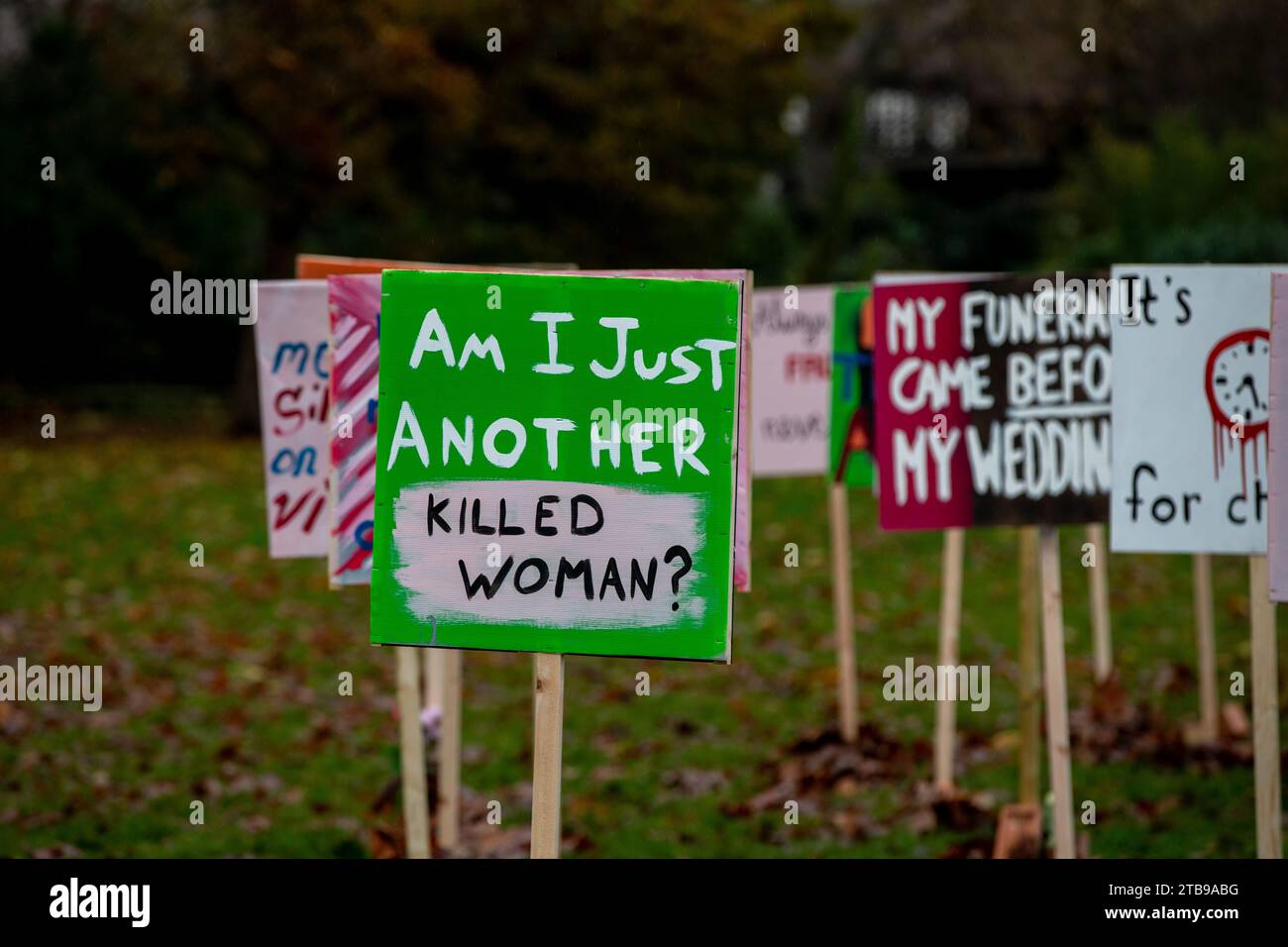 Londres, Royaume-Uni. 5 novembre 2023. Le groupe de campagne Killed Women manifestation dans les jardins de la Tour Victoria avec des pancartes dans le sol pour chaque femme qui y a perdu la vie à cause de la violence domestique pour aider à réduire le nombre de femmes tuées par des hommes et l'éducation pour lutter contre les attitudes misogynes alors que les familles des victimes ont appelé à plus d'action pour arrêter violence masculine fatale crédit : Richard Lincoln/Alamy Live News Banque D'Images