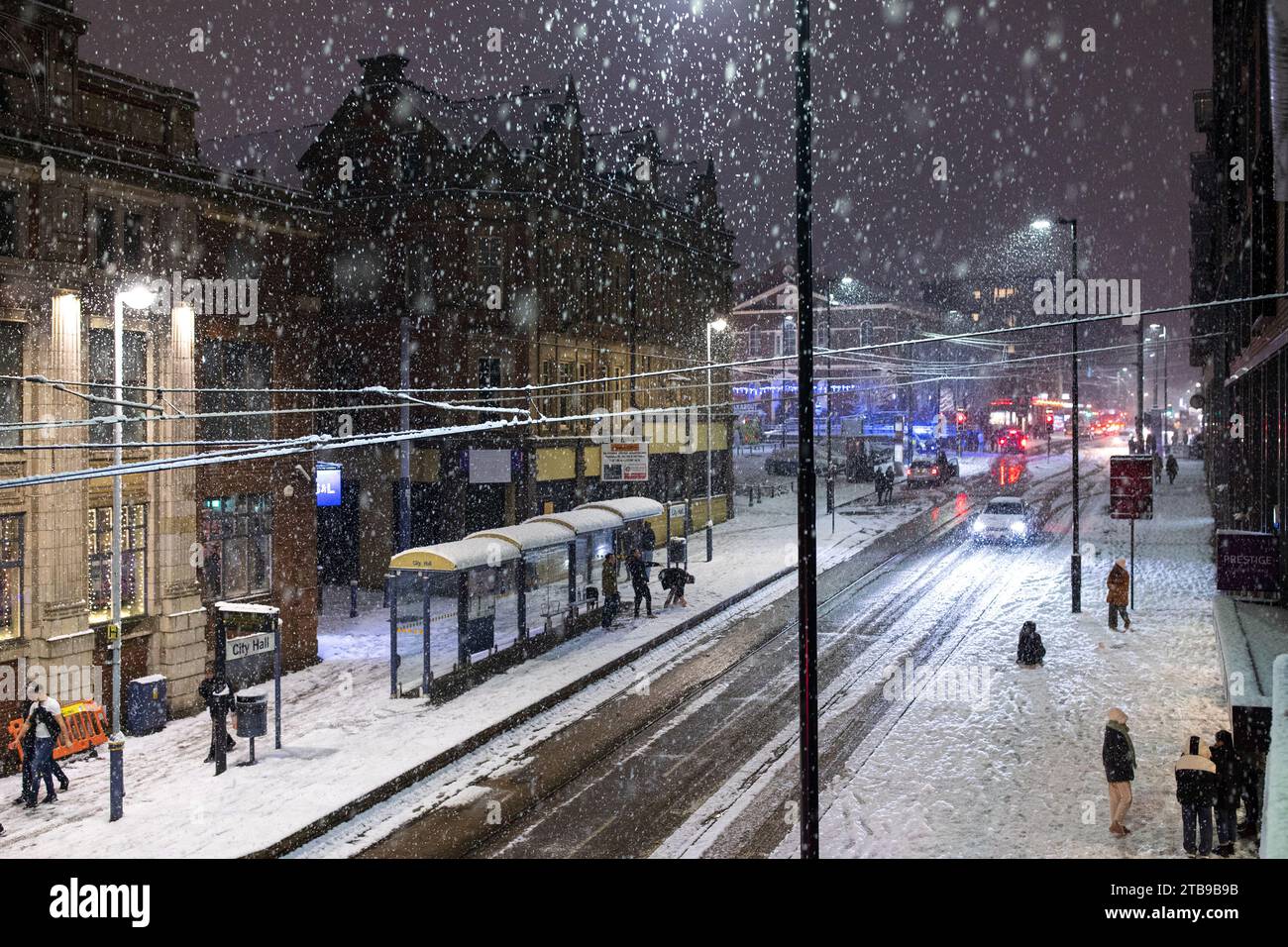 Une scène animée du centre-ville pendant le temps enneigé dans le centre-ville de Sheffield en décembre 2023. West Street, Sheffield, Royaume-Uni. Neige, météo hivernale, vie nocturne de Sheffield. Banque D'Images