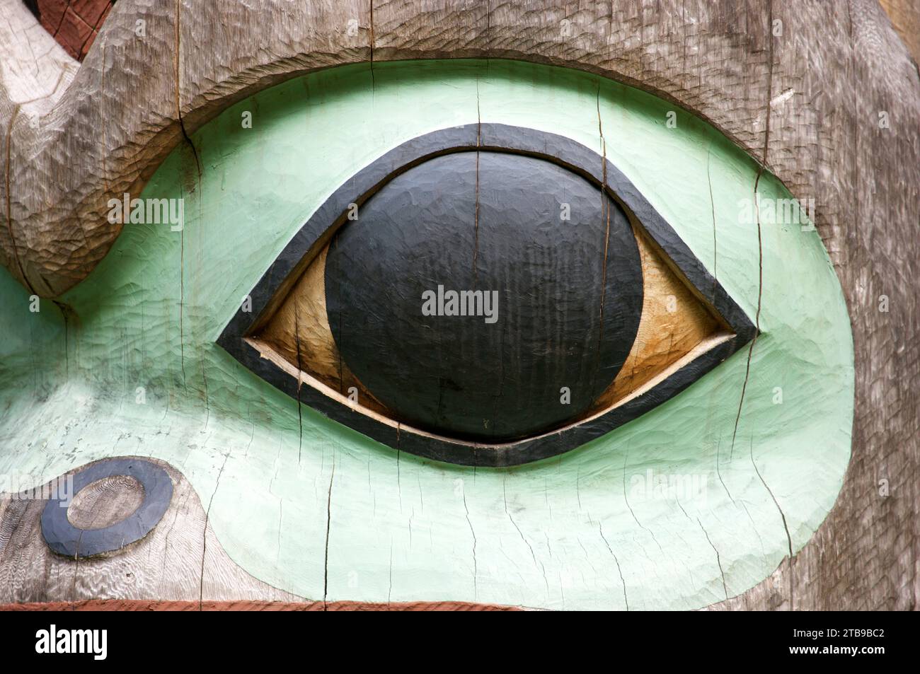 Détail de l'oeil d'un totem dans le parc historique national de Sitka ; Sitka, Alaska, États-Unis d'Amérique Banque D'Images