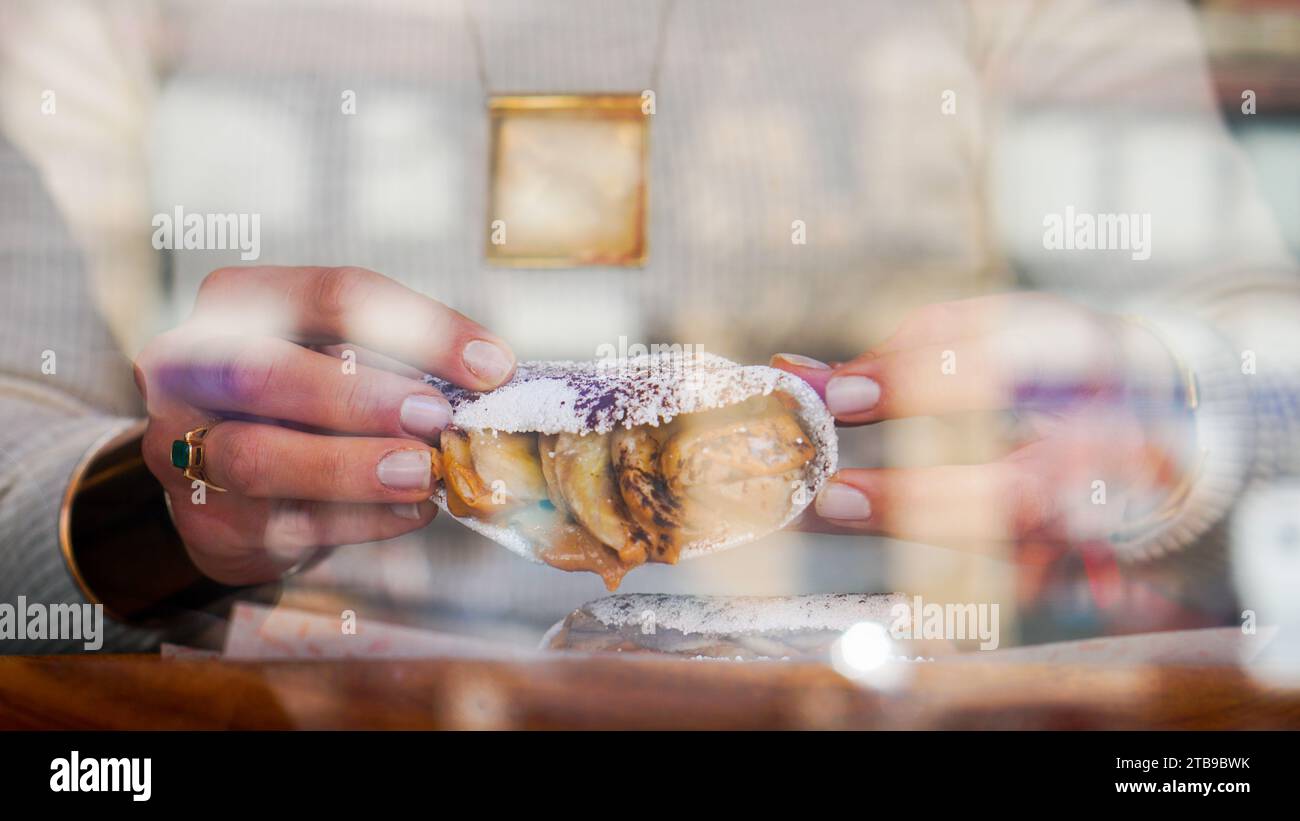 Gros plan de sandwich au tapioca avec des fruits dans les mains Banque D'Images
