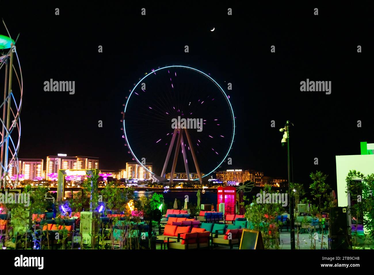 Dubaï, Émirats arabes Unis - 21 juin 2023 : île Bluewaters à Dubaï avec la grande roue Ain Dubai vue de la plage JBR dans la zone de la marina Banque D'Images