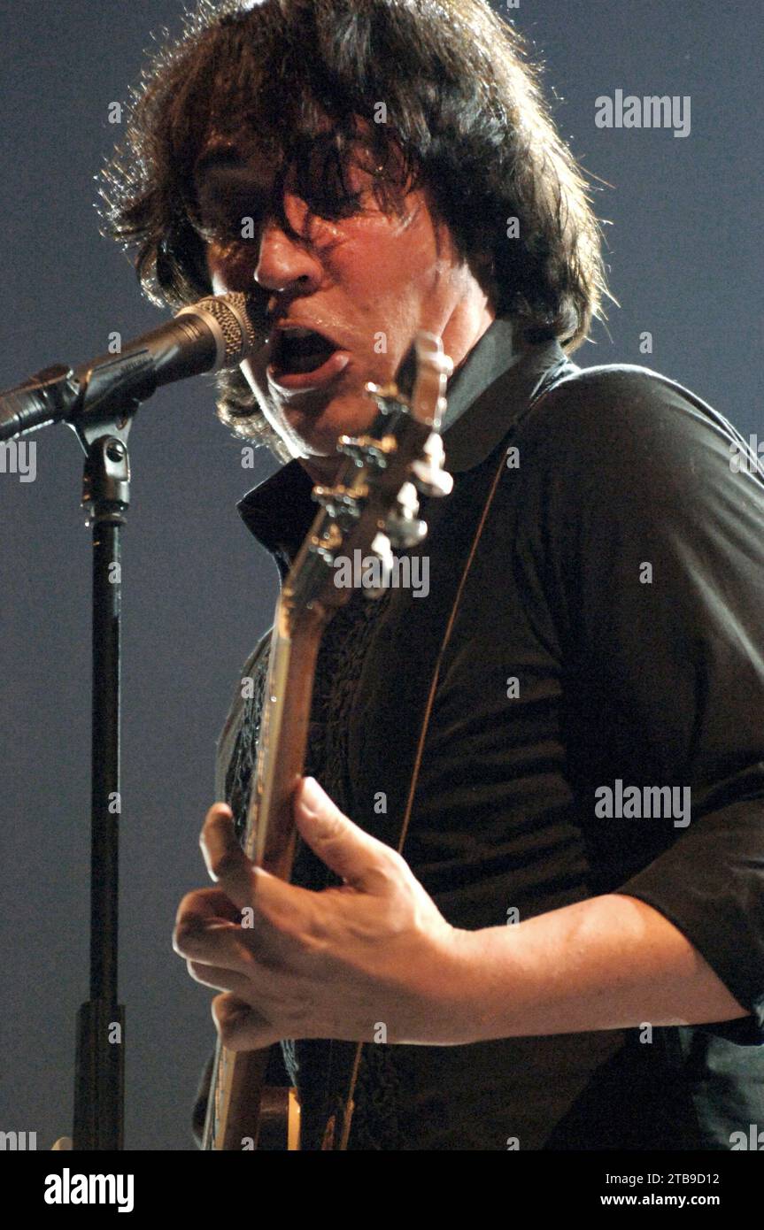 Milan Italie 2006-09-07 : Manuel Agnelli chanteur et guitariste du groupe Afterhours lors du concert à l'Idroscalo Banque D'Images