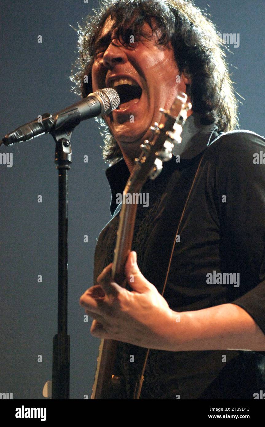Milan Italie 2006-09-07 : Manuel Agnelli chanteur et guitariste du groupe Afterhours lors du concert à l'Idroscalo Banque D'Images