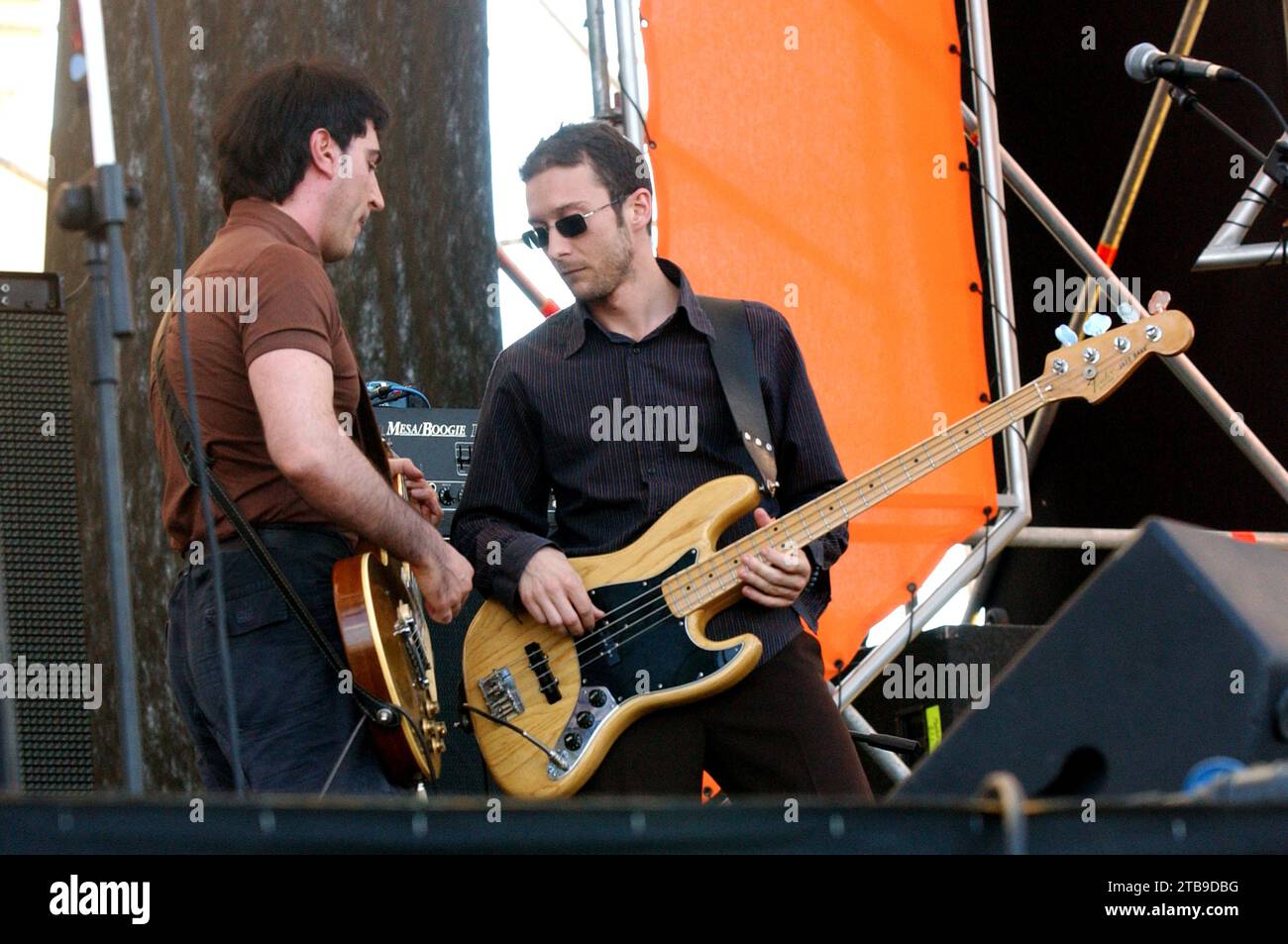 Imola Italie 2002-06-15 : Manuel Agnelli chanteur et guitariste et Andrea Viti bassiste du groupe Afterhours lors du concert au Heineken Jammin Festival 2002 Banque D'Images