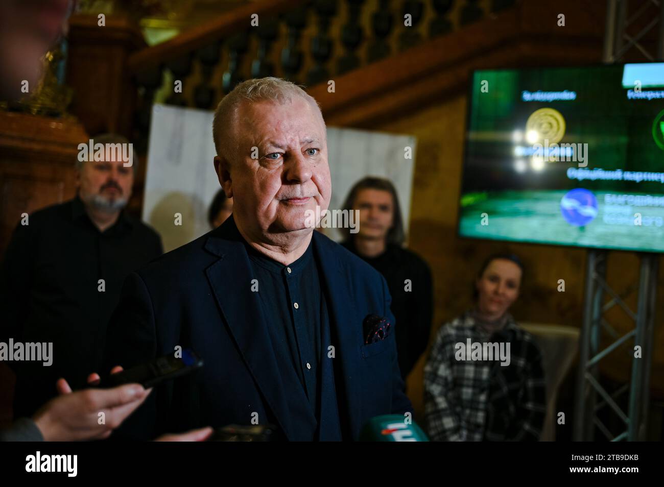 A Lviv, Ukraine, le 1 décembre 2023, Vasyl Vovkun, le directeur général et directeur artistique de l'Opéra de Lviv et chef de projet, assiste à une séance d'information consacrée à la première du ballet ''Shadows of Forgotten Ancestors'' au Théâtre national académique d'opéra et de ballet Solomiya Krushelnytska Lviv. Le ballet, basé sur le roman de 1911 de l'écrivain ukrainien Mykhailo Kotsiubynskyi, inspiré par son séjour dans la région des Hutsoules, raconte l'histoire d'amour tragique d'Ivan et Marichka, deux Hutsouls issus de familles rivales. Artem Shoshyn met en scène le ballet, avec de la musique d'Ivan Nebesnyi A. Banque D'Images