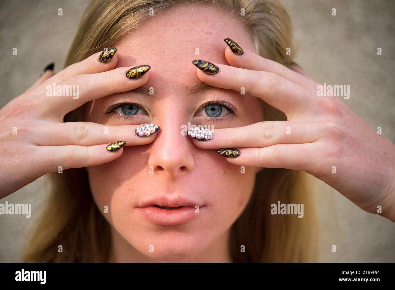 Nail art décoratif sur une adolescente ; Lincoln, Nebraska, États-Unis d'Amérique Banque D'Images