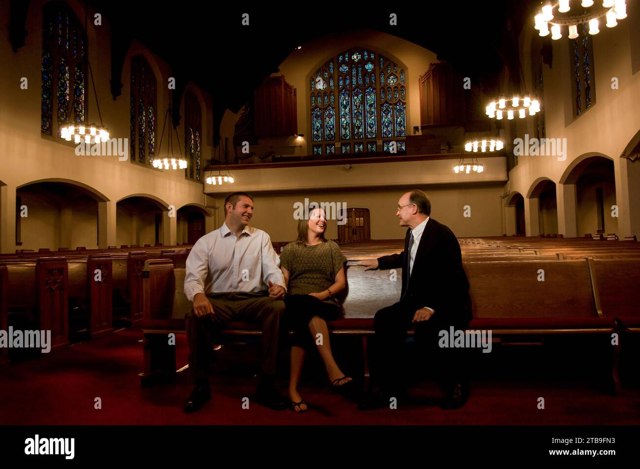 Pastor parle avec un couple dans une église ; Lincoln, Nebraska, États-Unis d'Amérique Banque D'Images