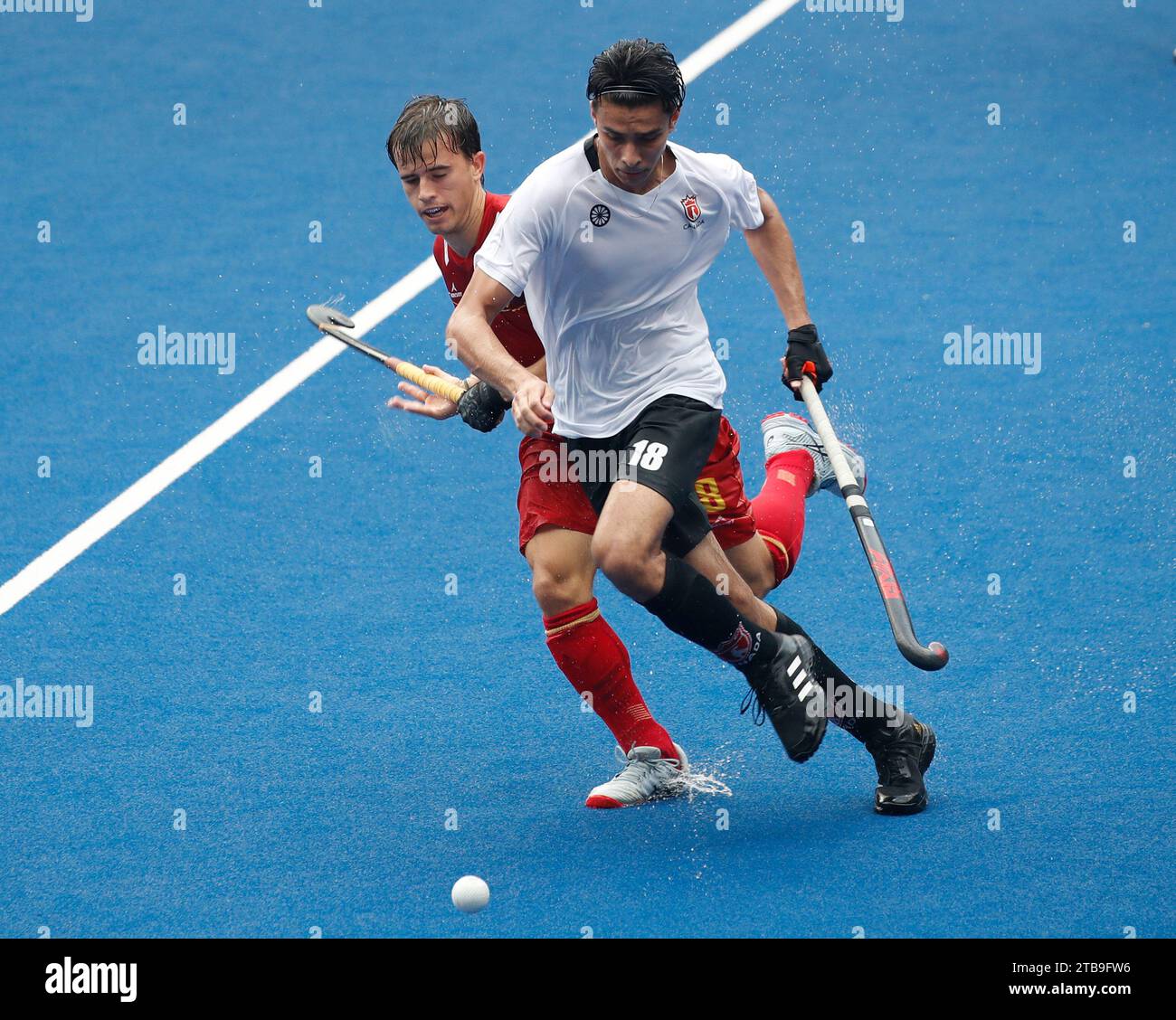 Kuala Lumpur, Malaisie. 05 décembre 2023. Pannu Arshmit, du Canada (à droite), et Amat Pere, d'Espagne, en action lors du match de la coupe du monde junior de hockey masculin FIH Malaisie 2023 entre l'Espagne et le Canada au Stade national de hockey Bukit Jalil. Score final ; Espagne 7:0 Canada. Crédit : SOPA Images Limited/Alamy Live News Banque D'Images