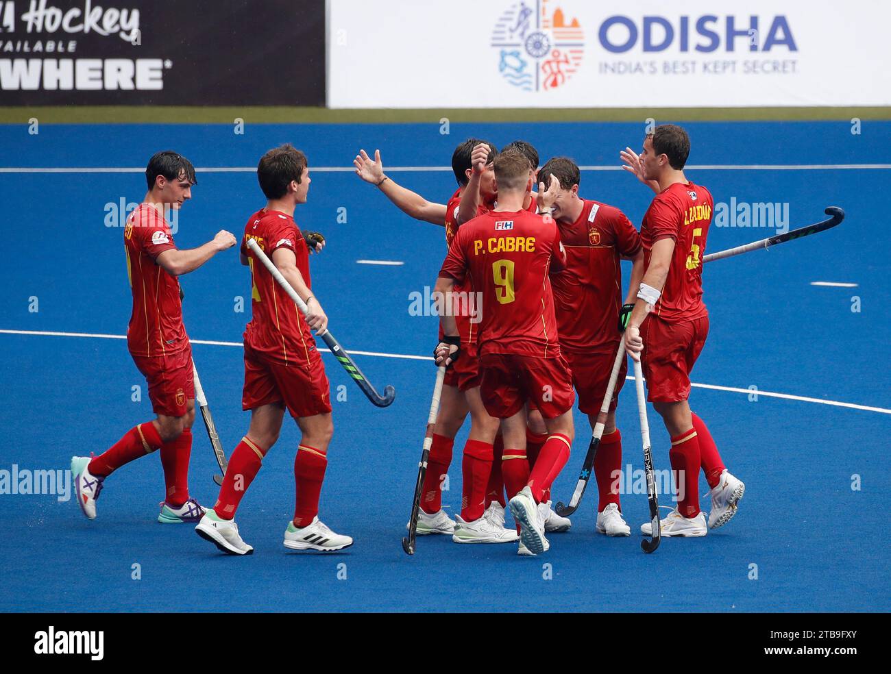 Kuala Lumpur, Malaisie. 05 décembre 2023. Les joueurs de l'équipe d'Espagne célèbrent après avoir marqué pendant le match de la coupe du monde junior de hockey de Malaisie 2023 de la FIH entre l'Espagne et le Canada au Stade national de hockey Bukit Jalil. Score final ; Espagne 7:0 Canada. Crédit : SOPA Images Limited/Alamy Live News Banque D'Images