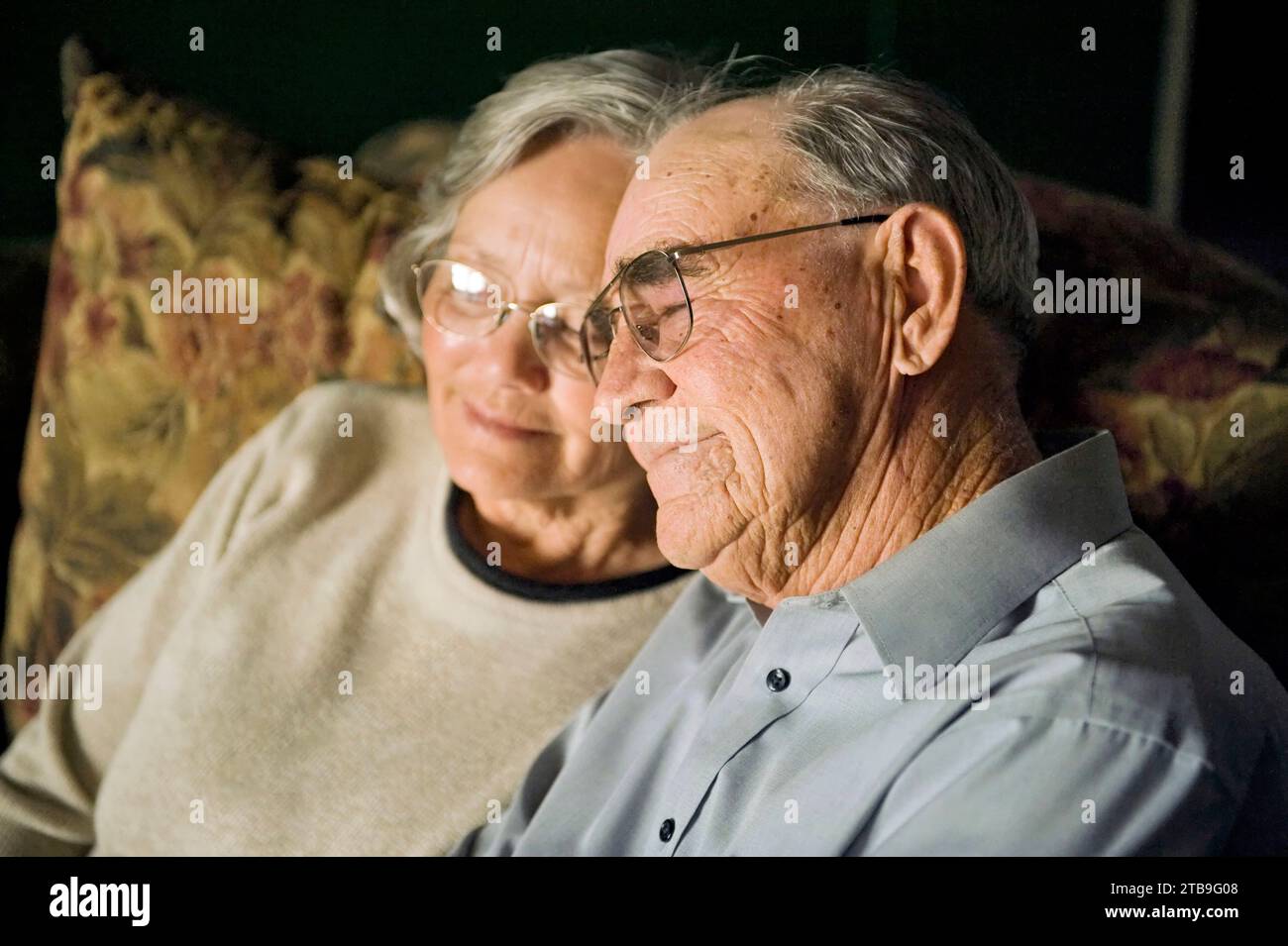 Couple senior blotti près les uns des autres ; Ogallala, Nebraska, États-Unis d'Amérique Banque D'Images
