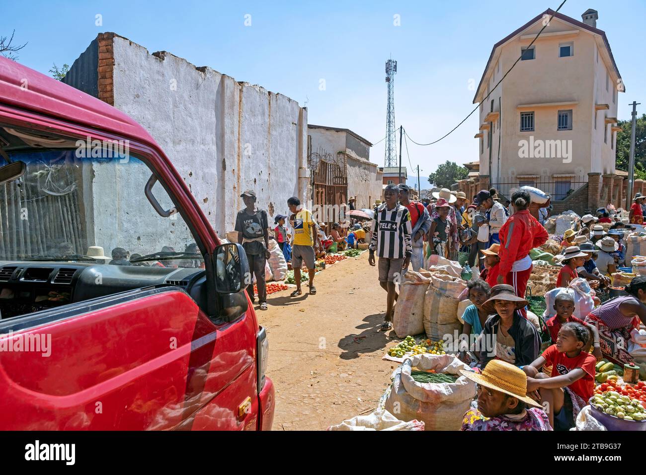 Vendeurs malgaches vendant des fruits et légumes au marché alimentaire dans les rues de la ville Ambalavao, haute Matsiatra, Hautes terres centrales, Madagascar, Afrique Banque D'Images