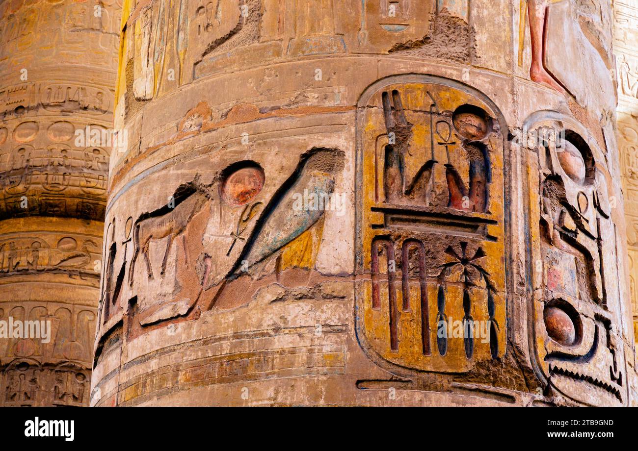 Vue rapprochée des hiéroglyphes sur les colonnes de la Grande salle hypostyle dans le complexe du temple de Karnak près de Louxor Banque D'Images