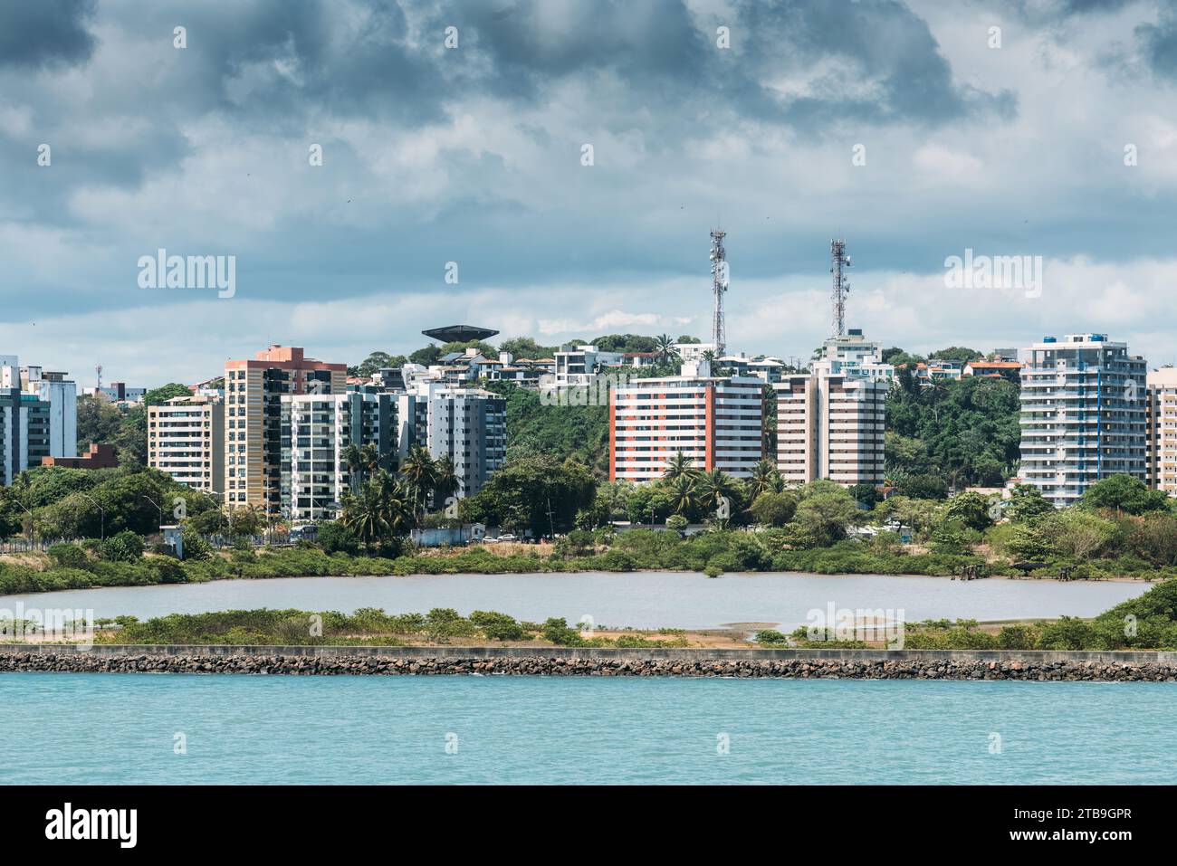 Bâtiments résidentiels sur le front de mer à Ilheus, Bahia, Brésil Banque D'Images