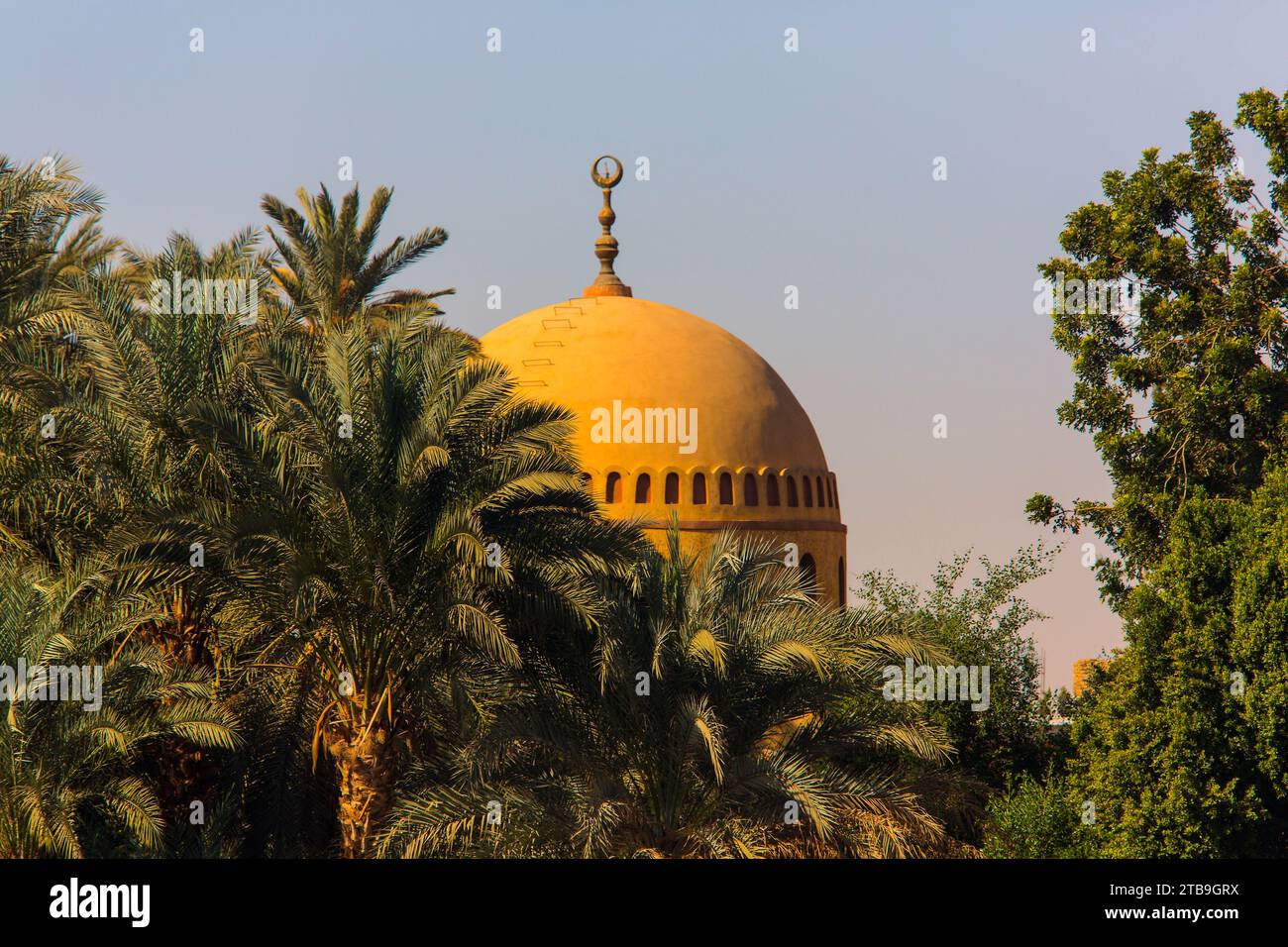 Gros plan d'un dôme doré d'une mosquée sur les rives du Nil ; Egypte, Afrique du Nord, Afrique Banque D'Images