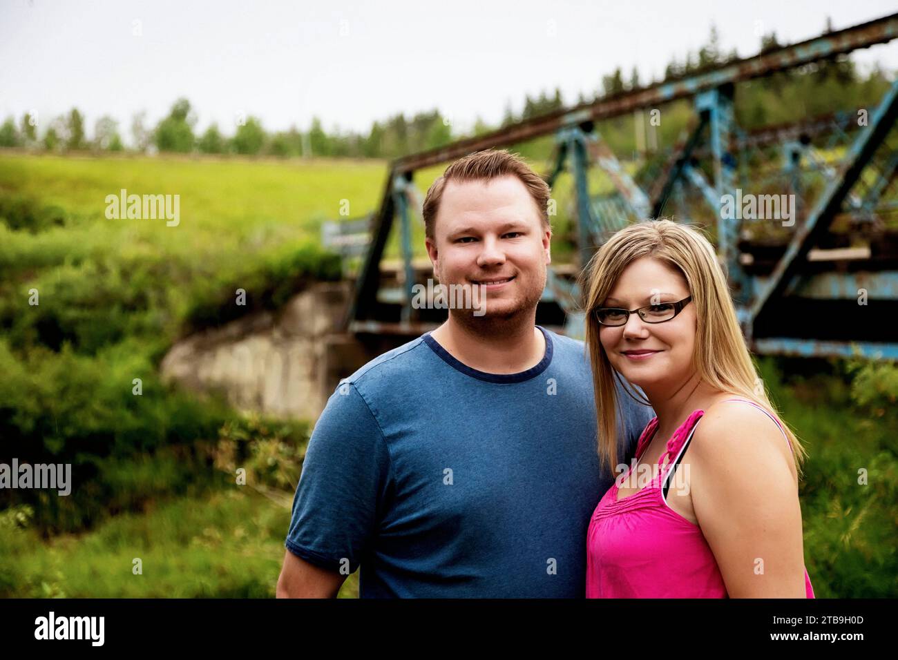 Portrait rapproché d'un couple souriant et regardant la caméra lors d'une promenade dans la nature dans un parc ; Edmonton, Alberta, Canada Banque D'Images