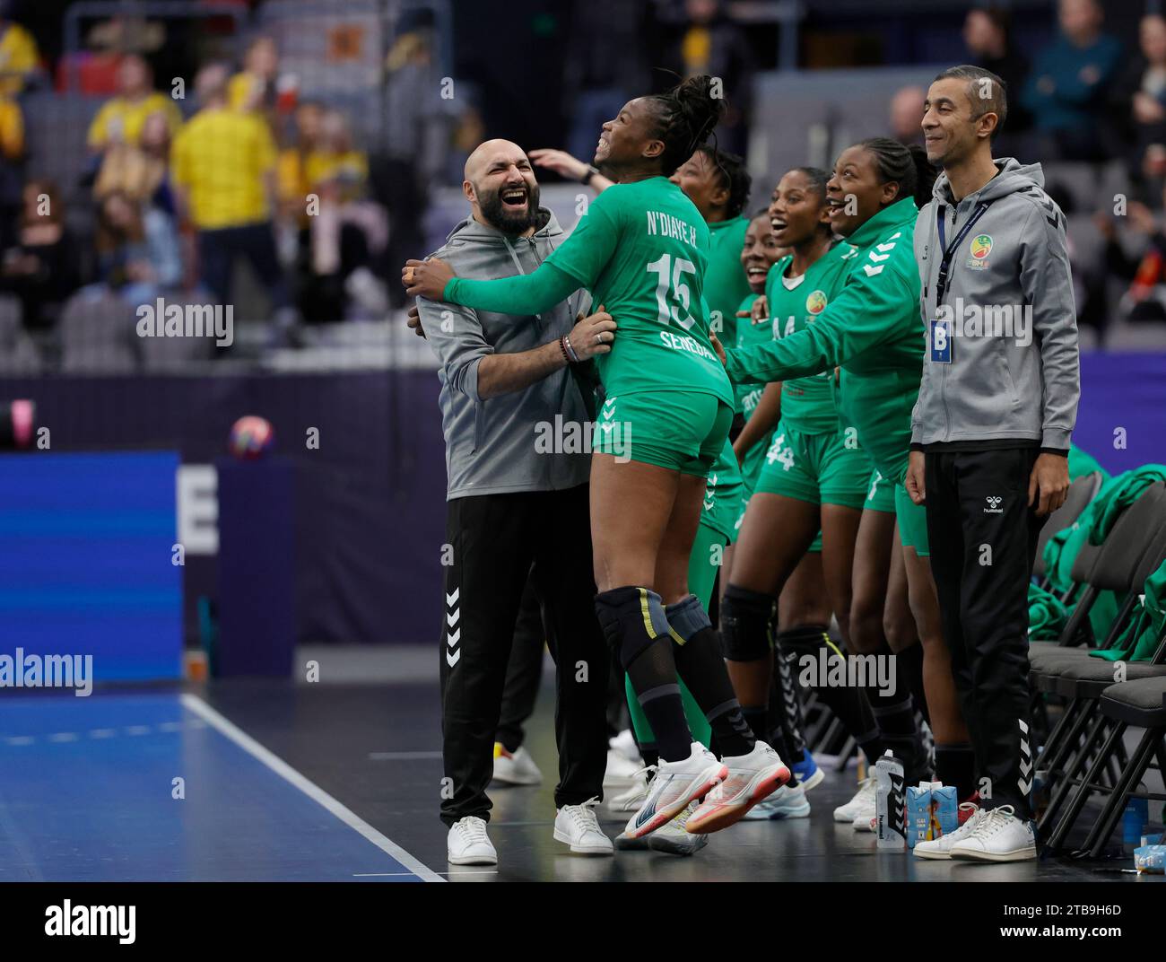 Les entraîneurs sénégalais Yacine Messaoudi et Rachid Missaoua (à droite) célèbrent avec Hawa Ramatou Ndiaye et le reste du banc la victoire du groupe du Championnat du monde féminin IHF Un match de handball entre la Chine et le Sénégal au Scandinavium Arena à Gothenburg, Suède, le 05 décembre 2023.photo : Adam Ihse / TT / code 9200 Banque D'Images